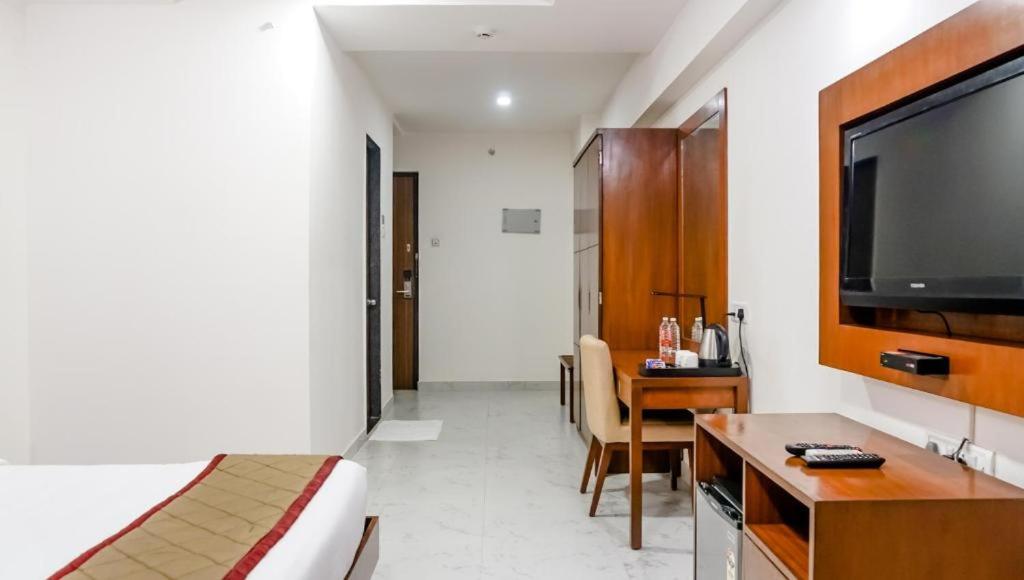 Deluxe King Room - Photo 2