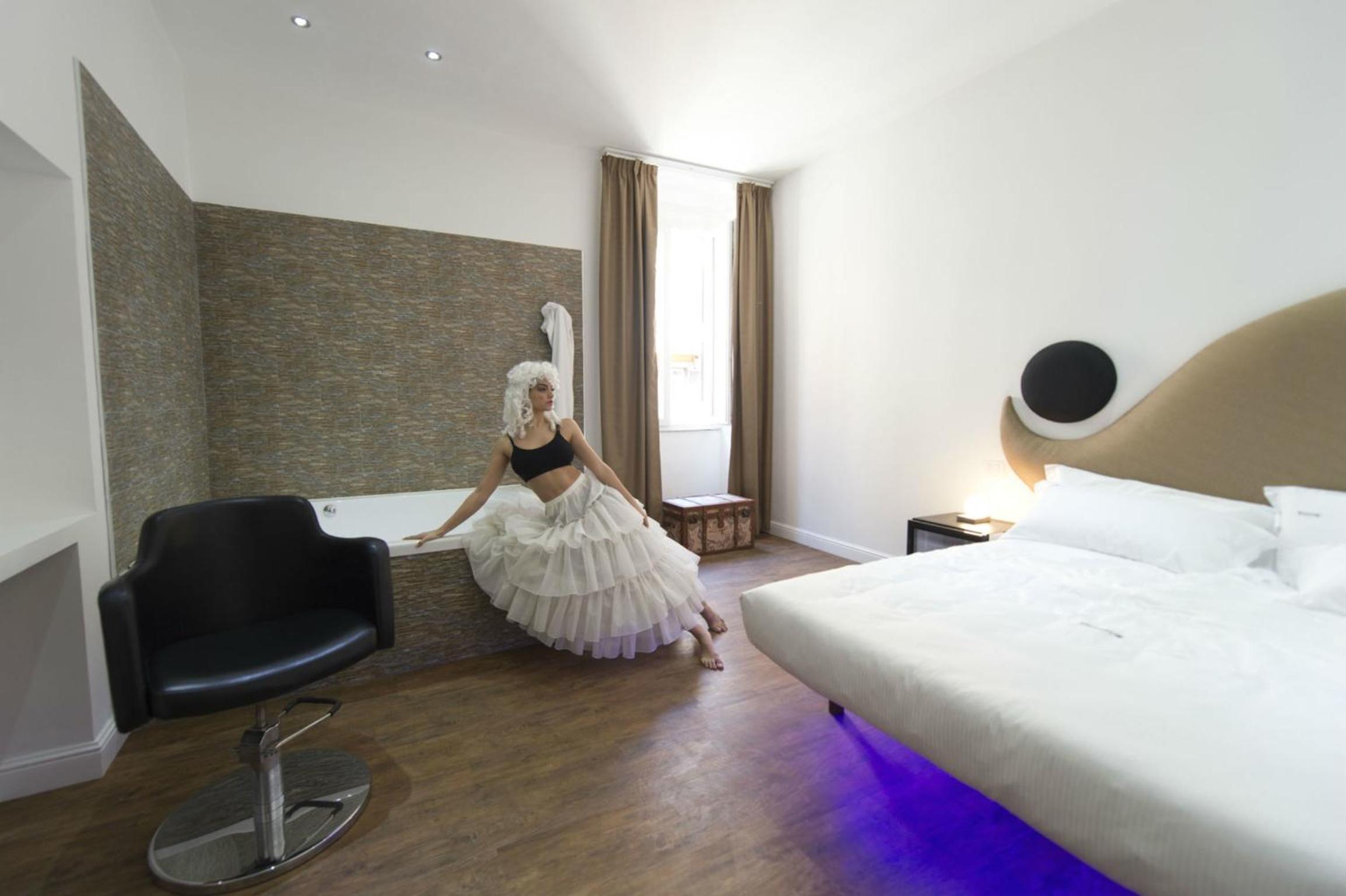 Suite with Spa Bath photo 3