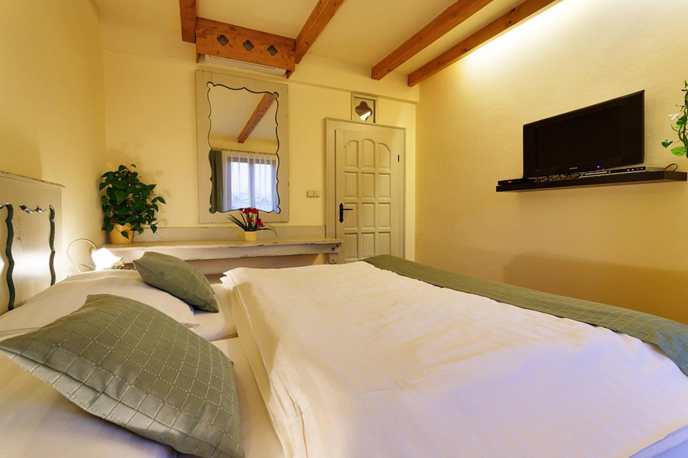 Twin Room - Photo 15
