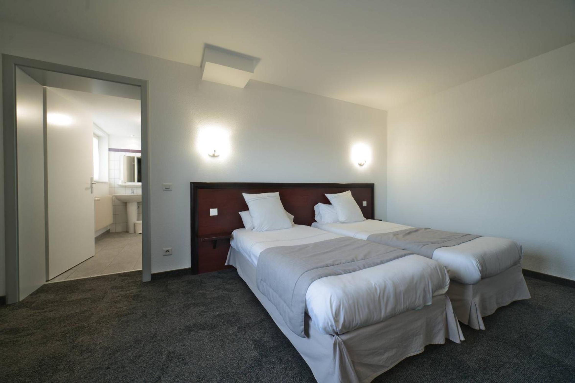 Queen Room with Two Queen Beds - Disability Access - Photo 1