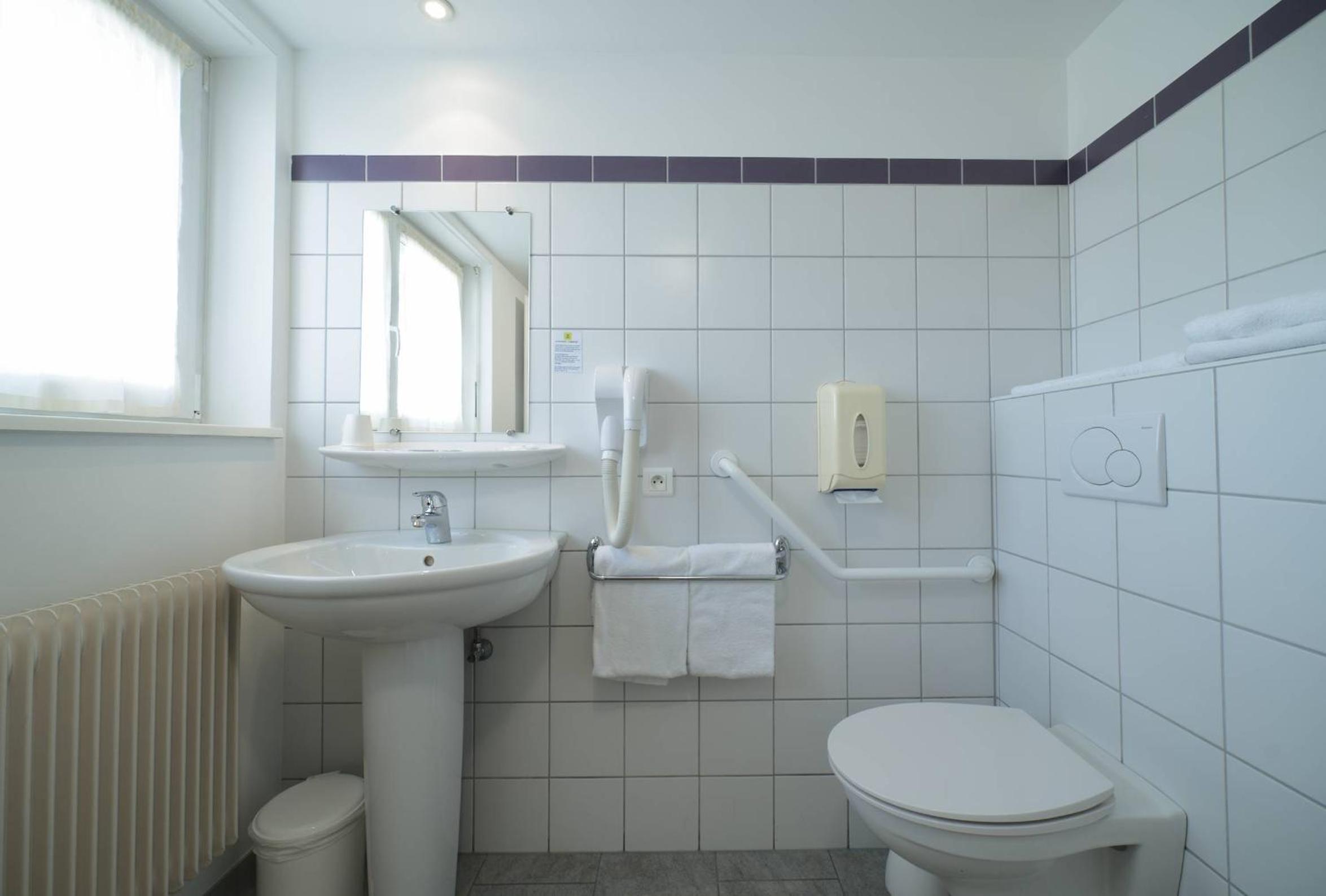 Queen Room with Two Queen Beds - Disability Access - Photo 4