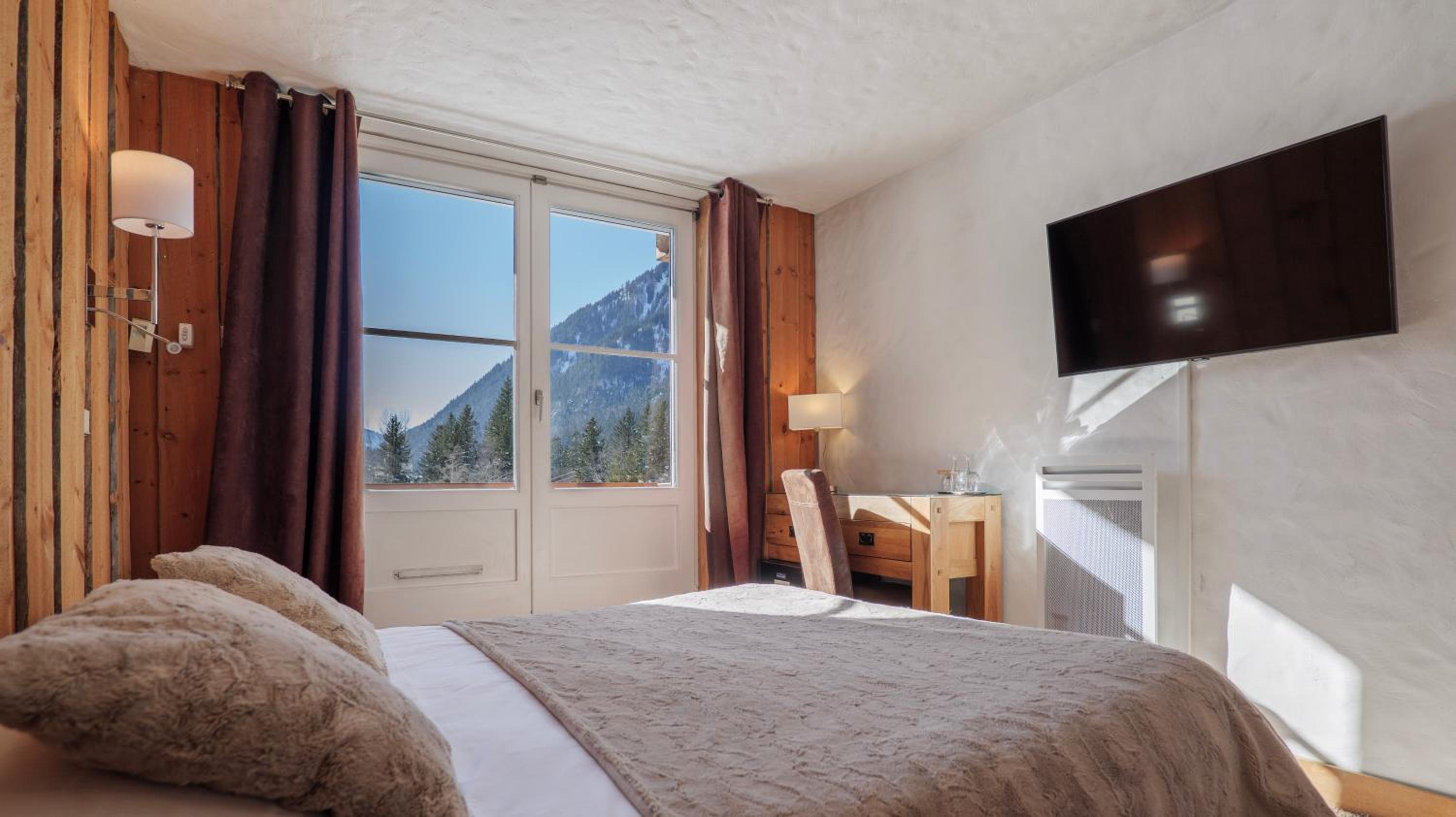 Superior Double Room with Mont-Blanc View photo 3
