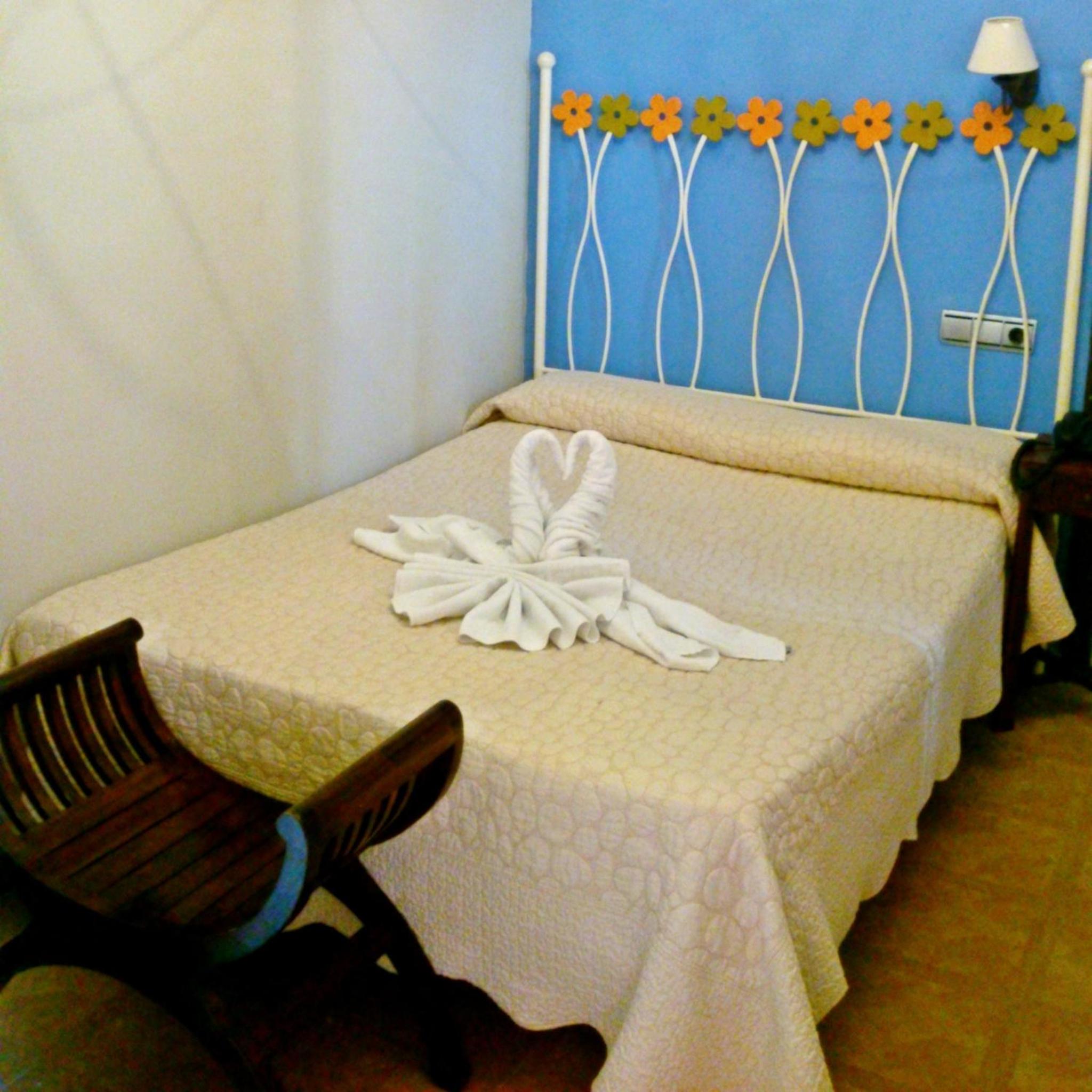 Small Double or Twin Room - Photo 8