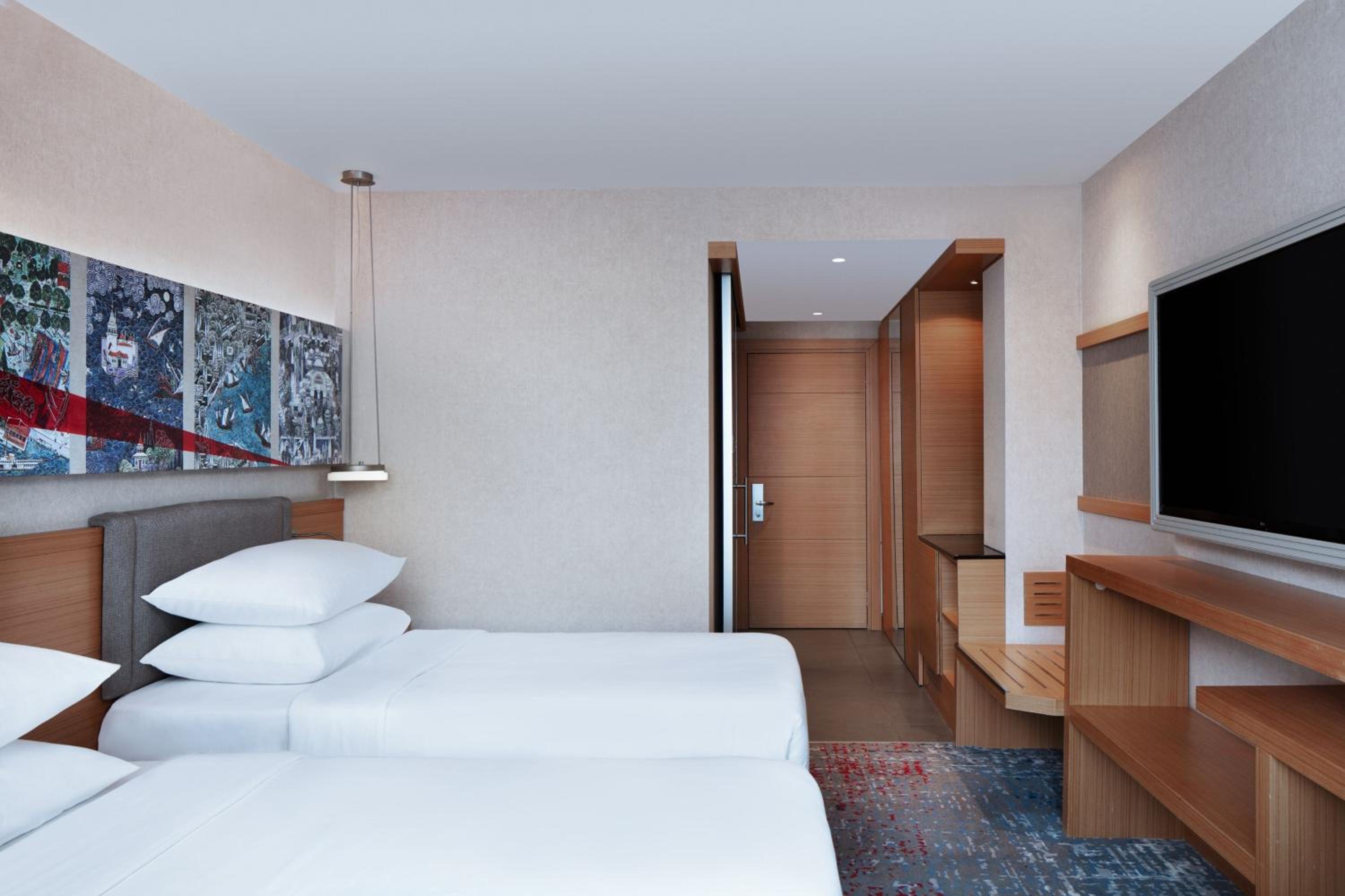 Superior Twin Room with City View thumbnail 6