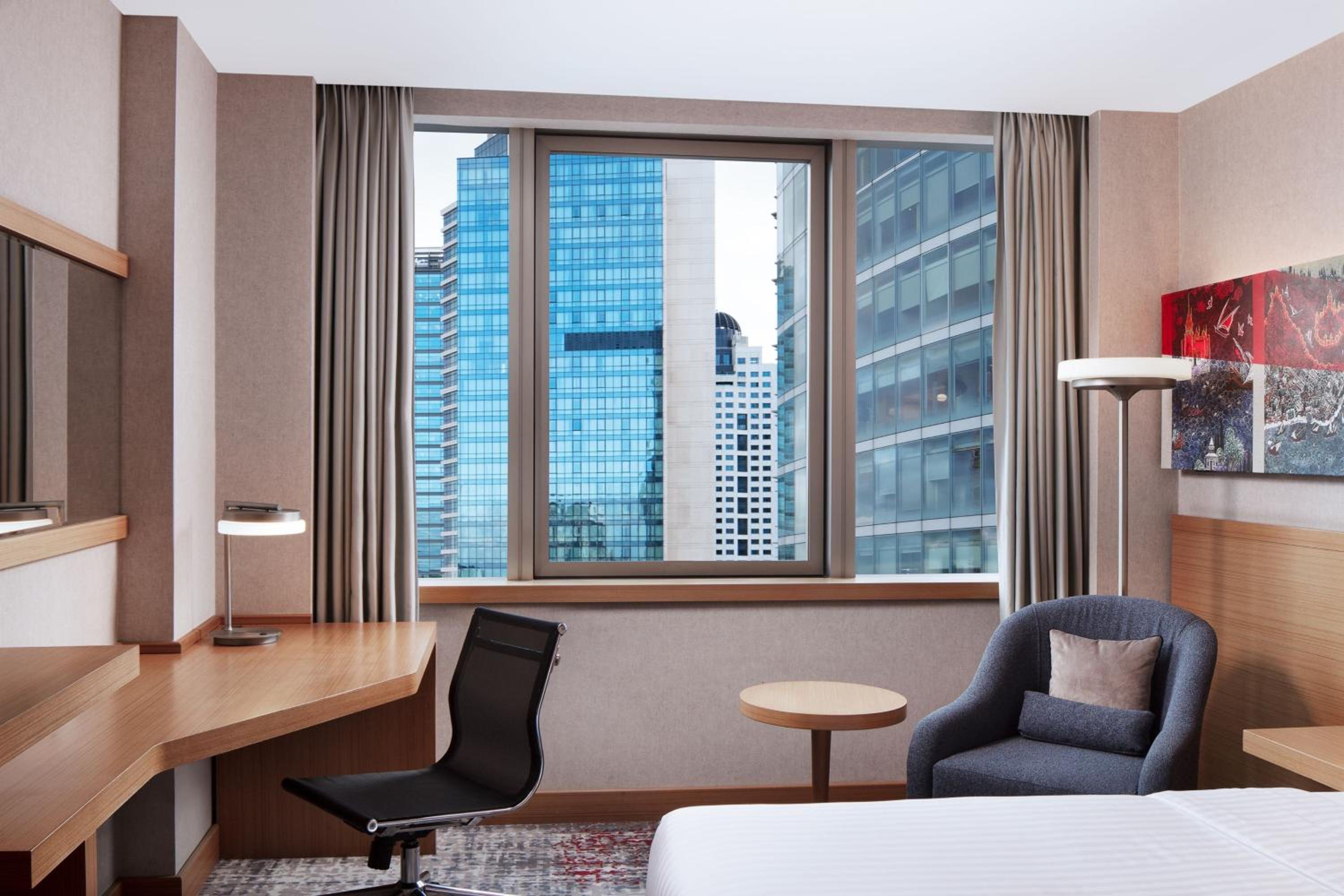Superior King Room with City View