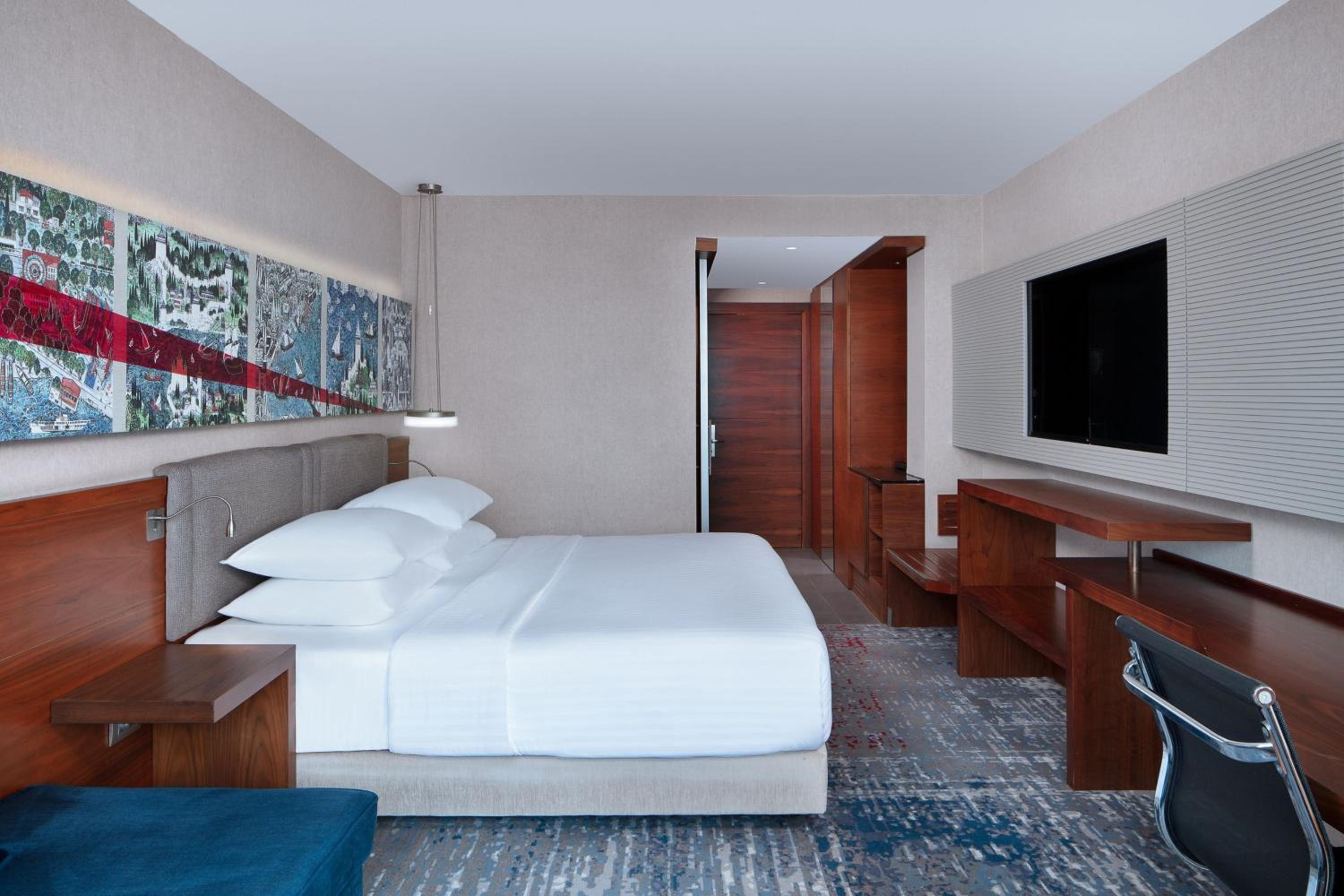 Deluxe King Room with City View