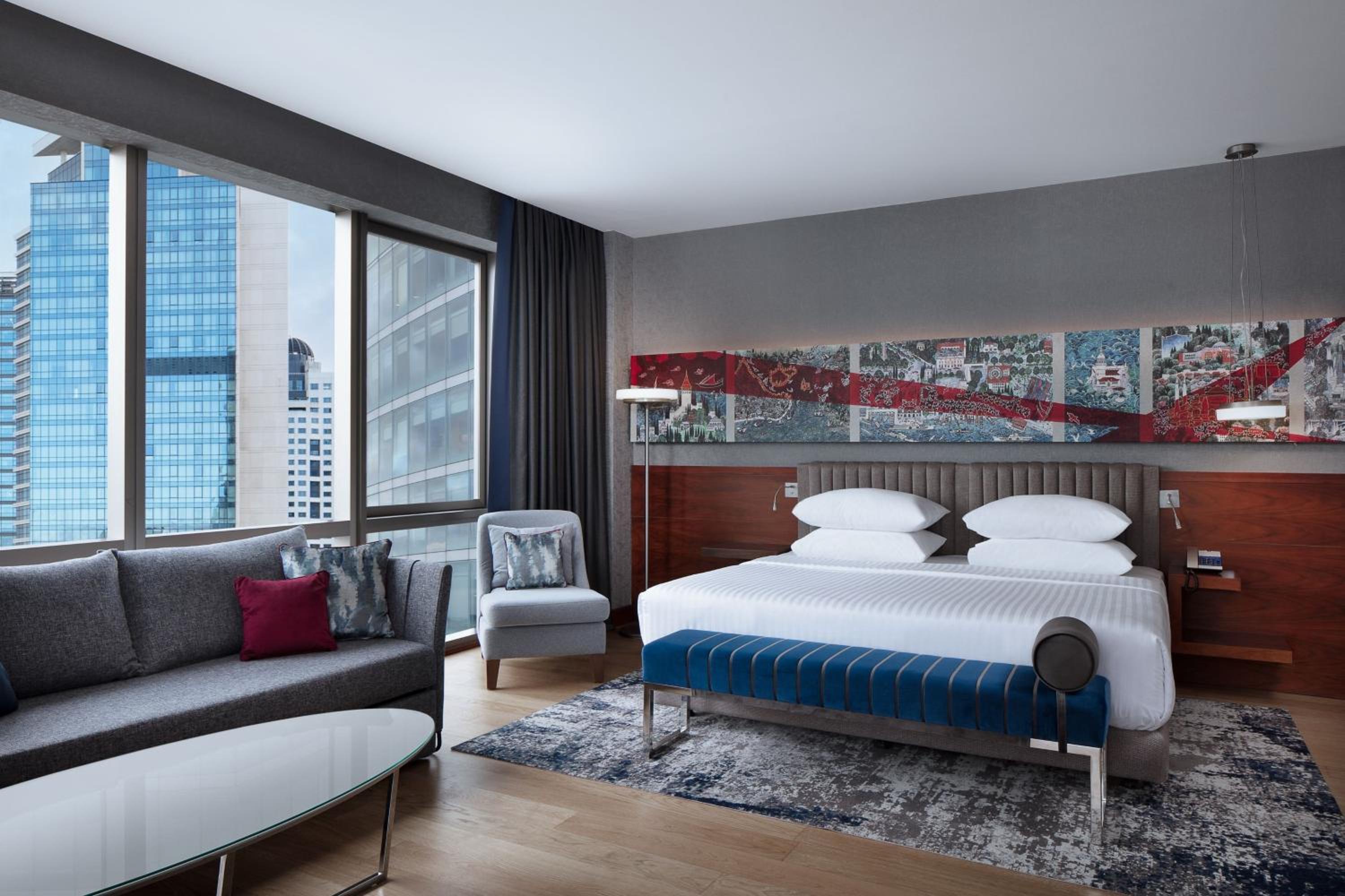 Corner Deluxe Room with City View - Club Lounge Access thumbnail 5