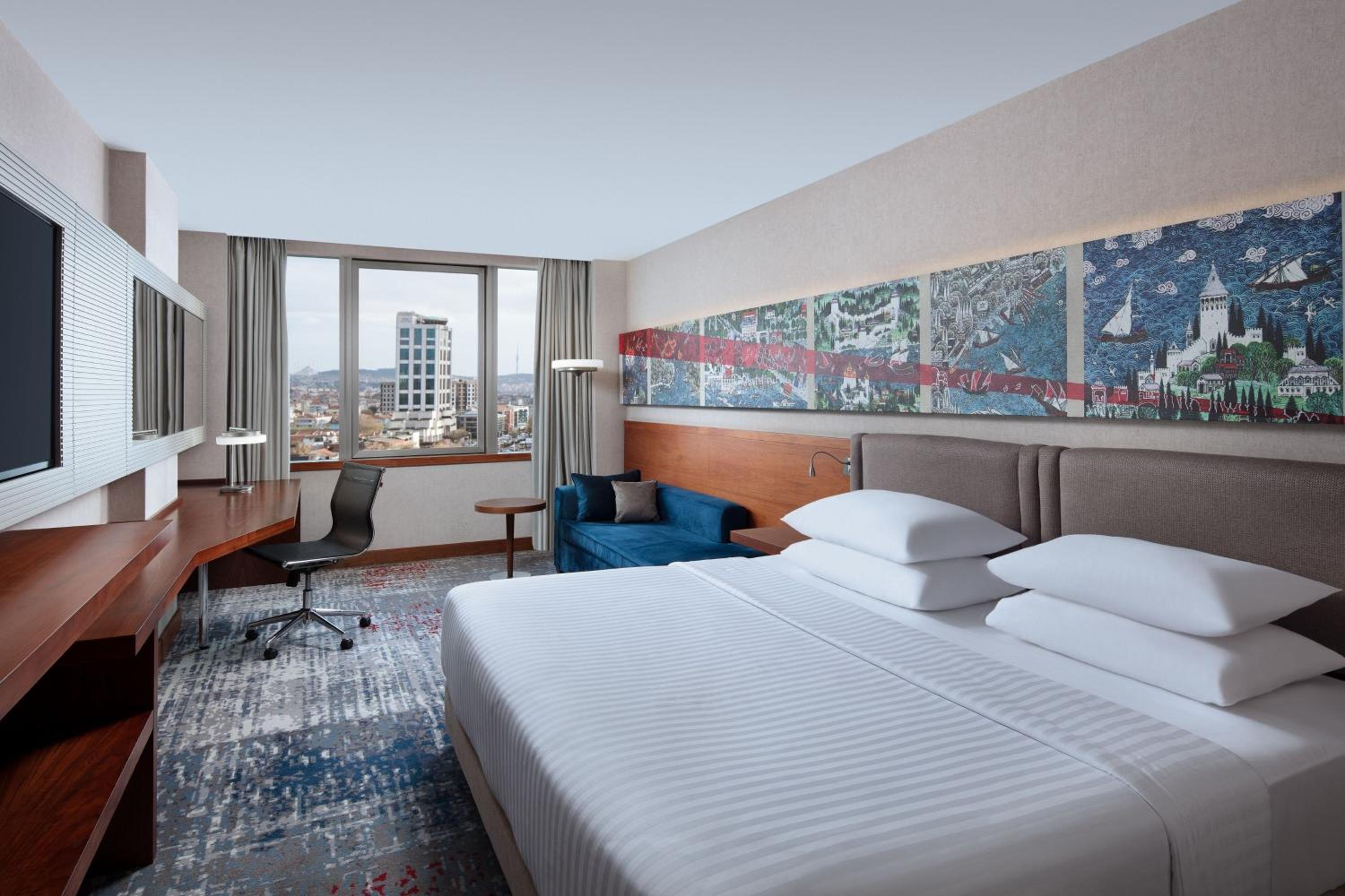Deluxe King Room with City View thumbnail 6