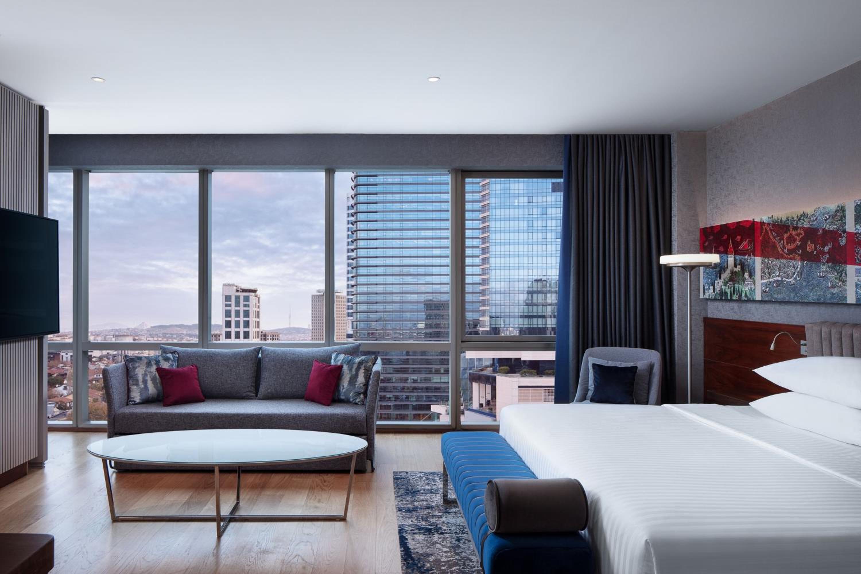 Corner Deluxe Room with City View - Club Lounge Access