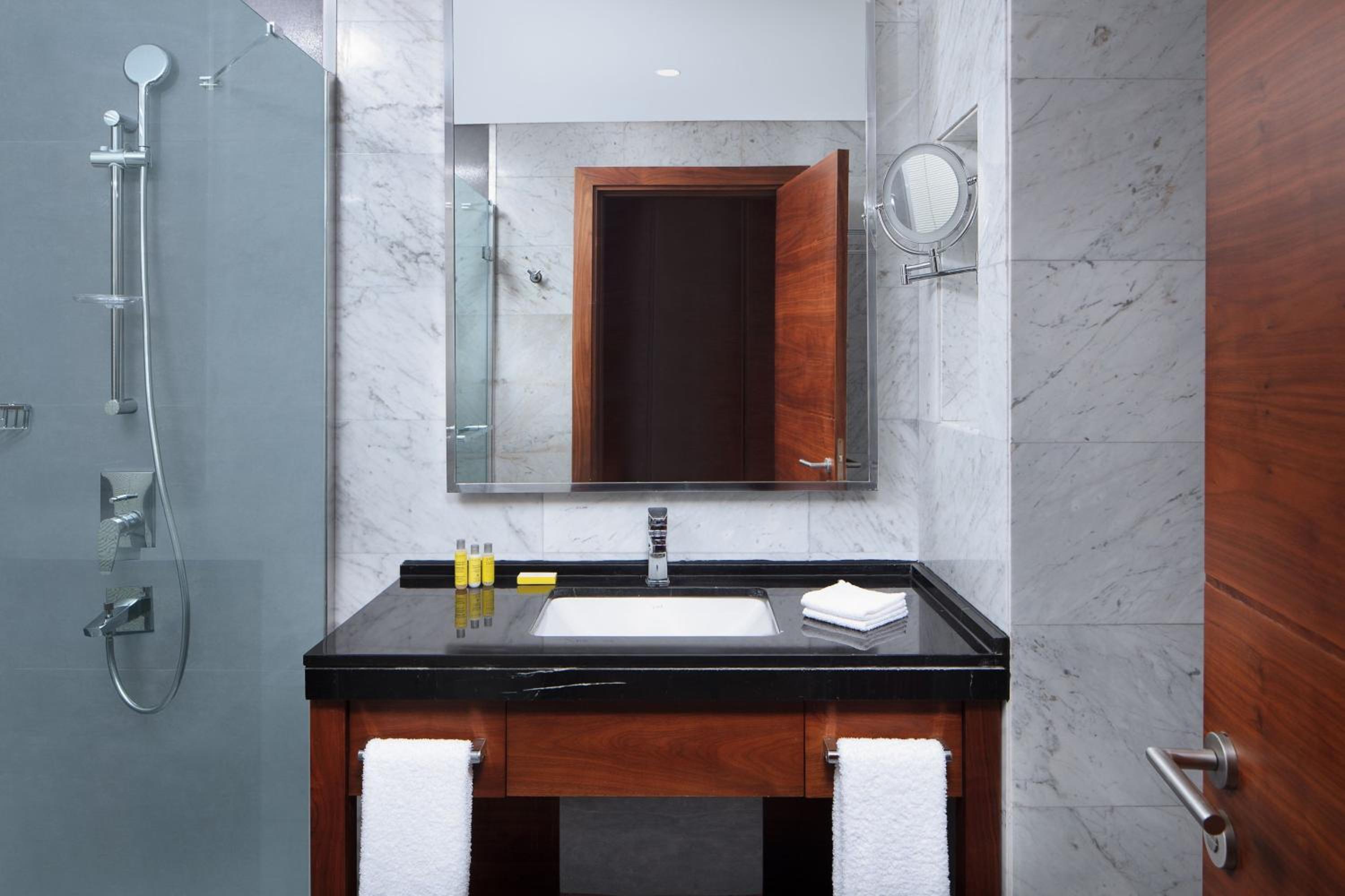 Corner Deluxe Room with City View - Club Lounge Access thumbnail 5