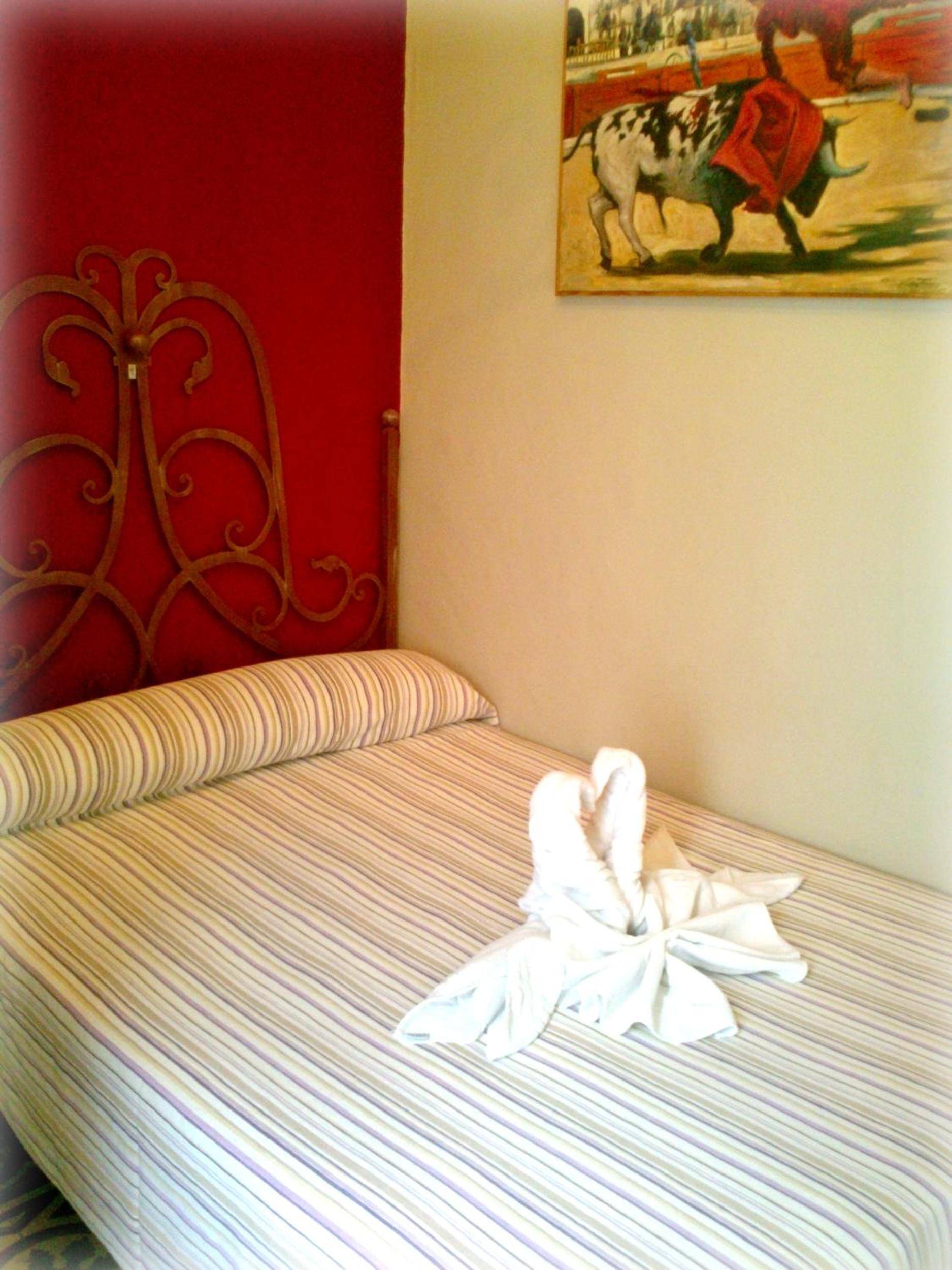 Small Double or Twin Room - Photo 1