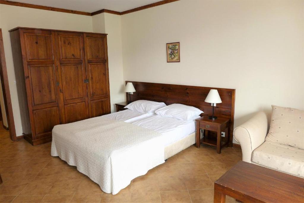 One-Bedroom Apartment - Photo 11