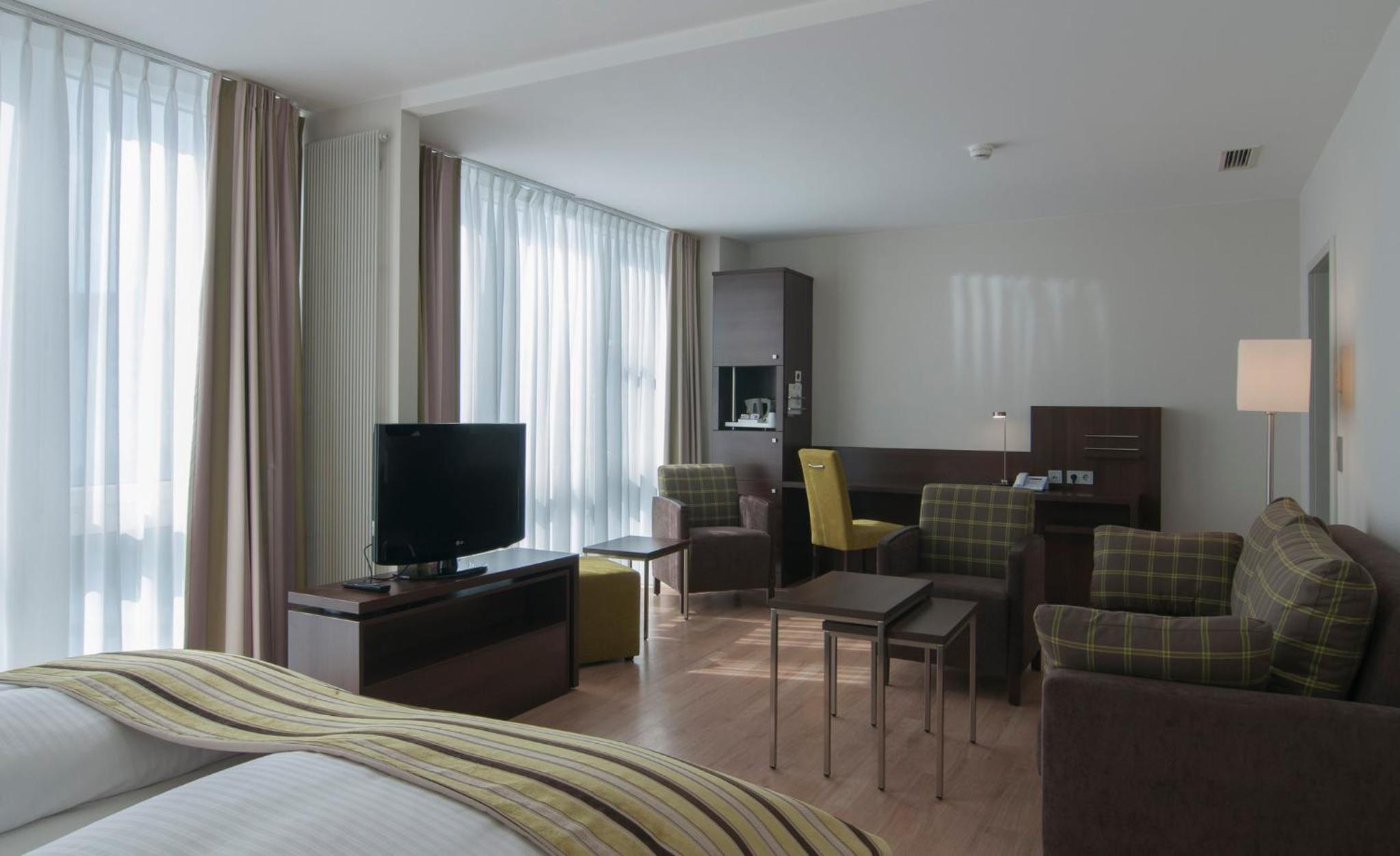 Premium King Room - Photo 4