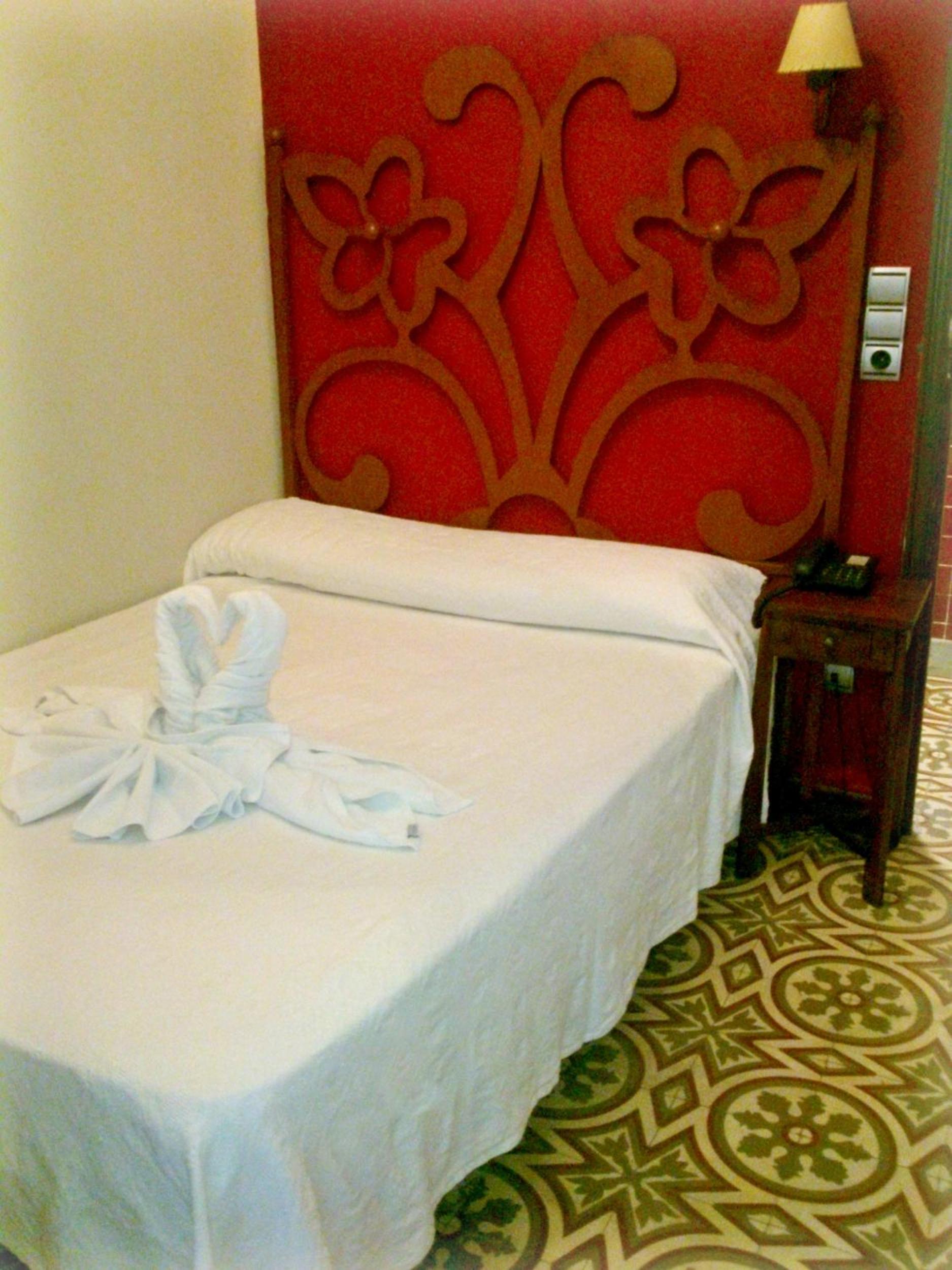 Small Double or Twin Room - Photo 3