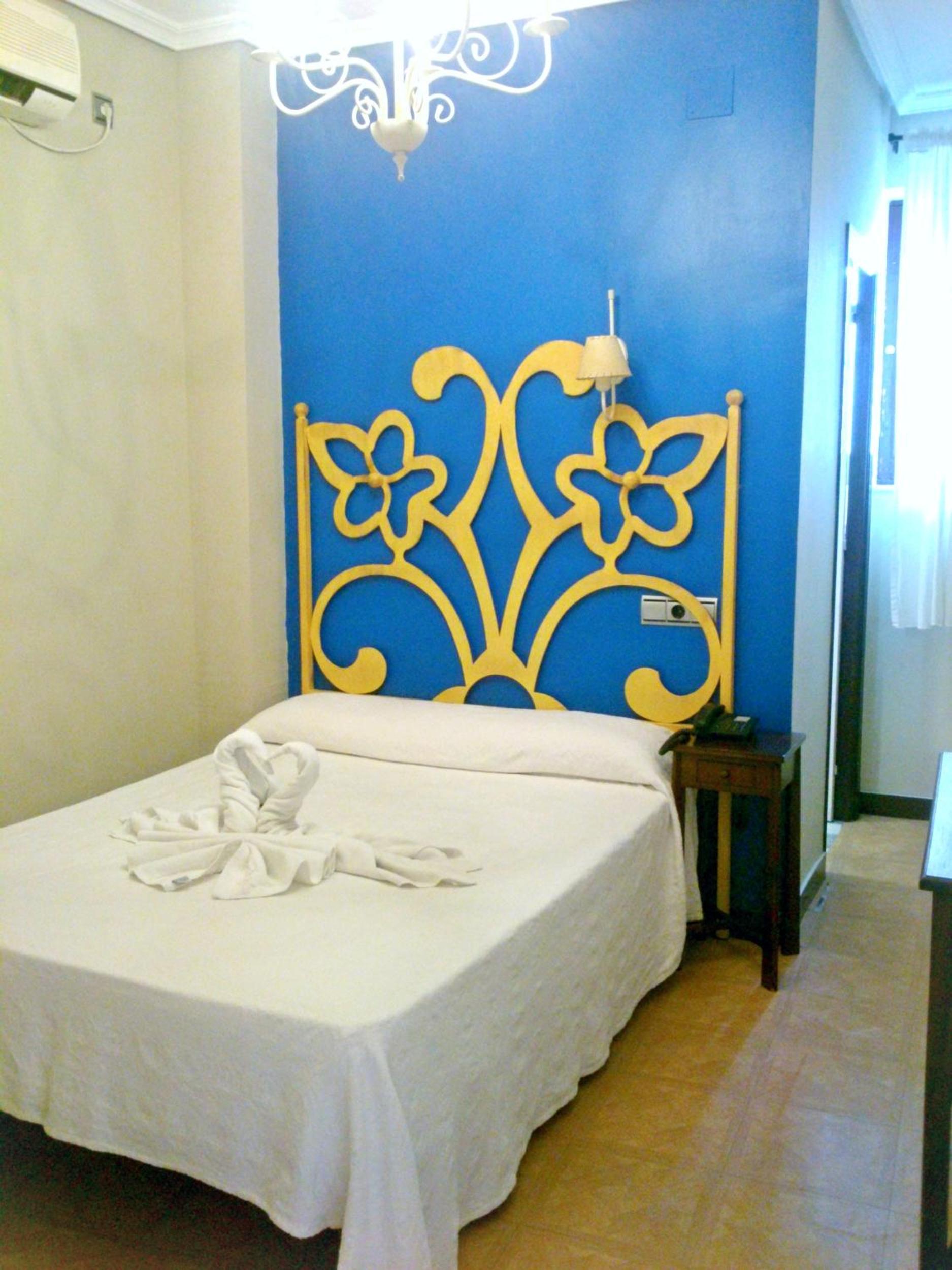 Small Double or Twin Room - Photo 5