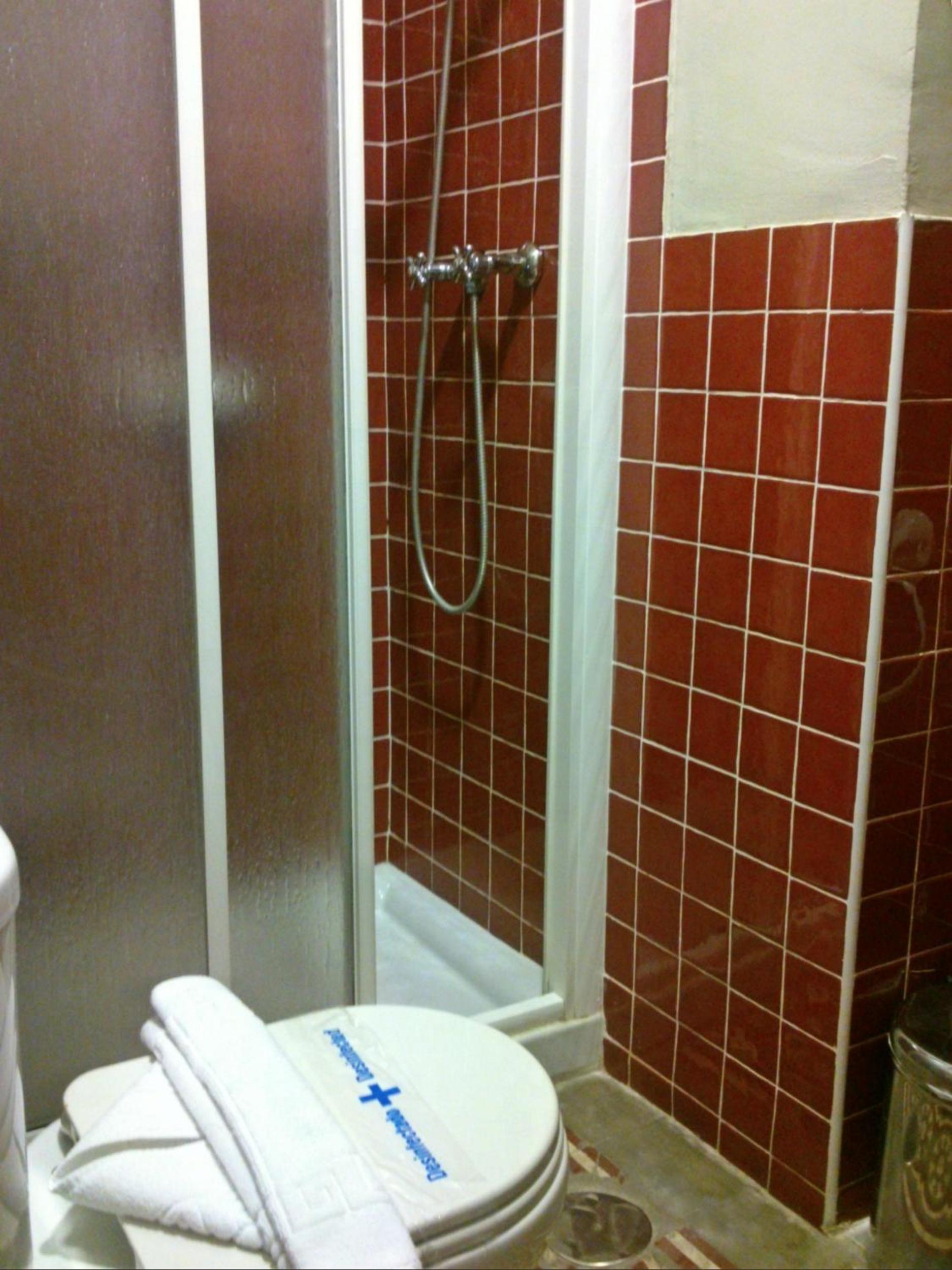 Small Double or Twin Room - Photo 10