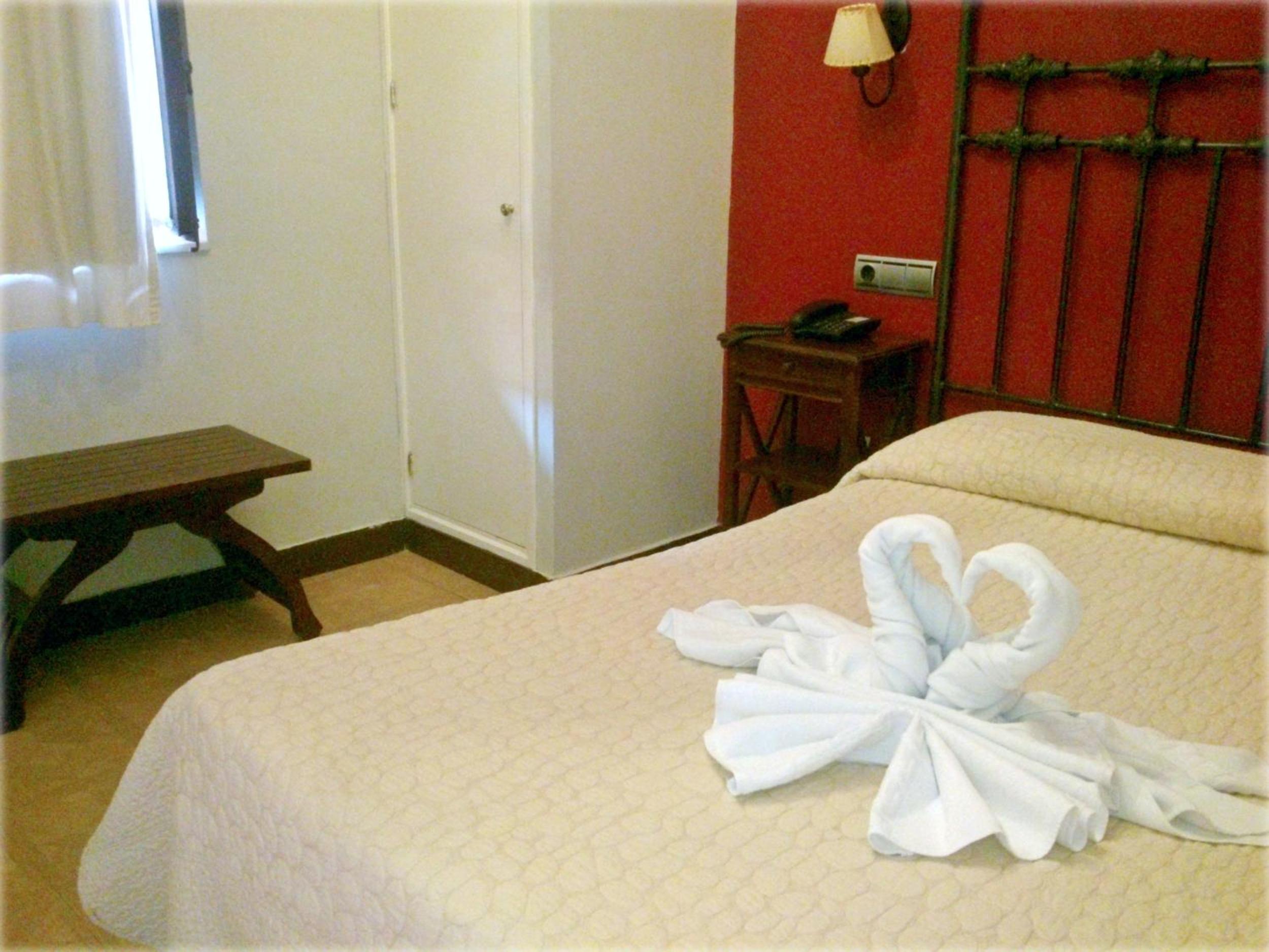 Small Double or Twin Room - Photo 11