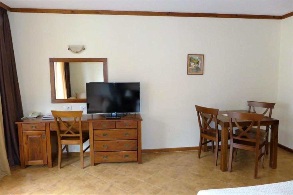 One-Bedroom Apartment - Photo 1