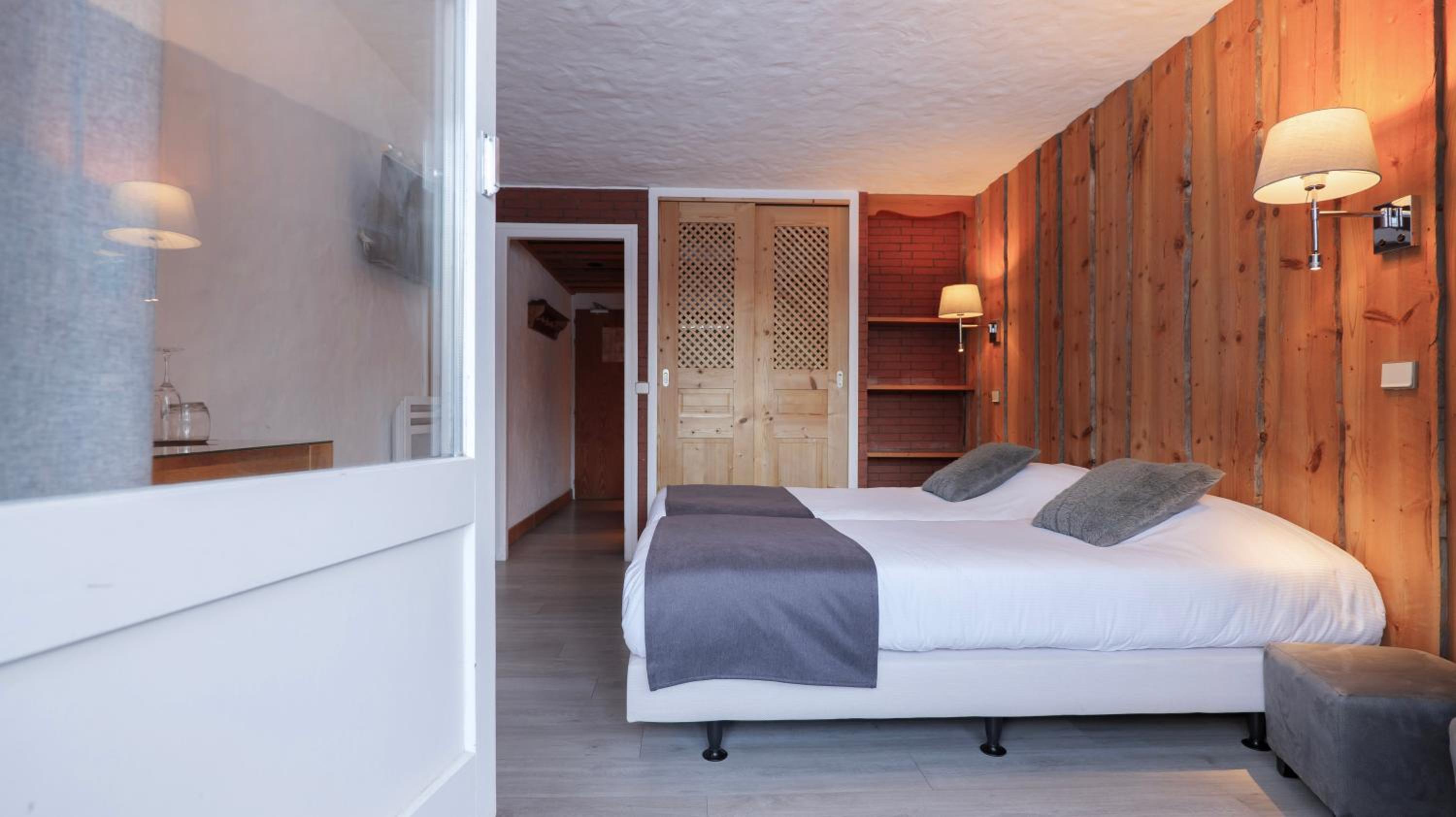 Superior twin room with Mont-blanc view photo 2
