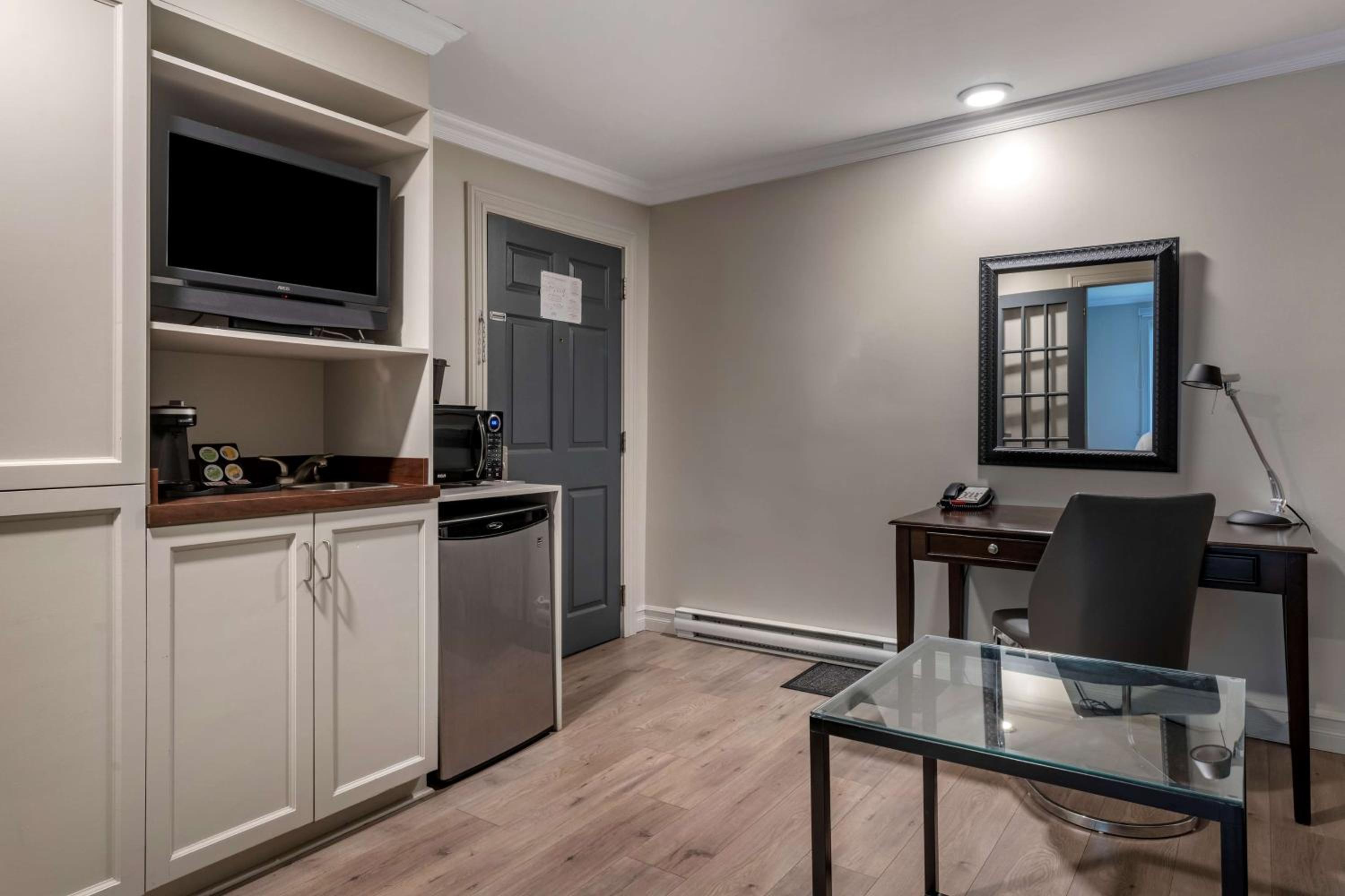 Two-Room King Suite with Bath Tub and Sofa Bed - Disability/Non-Smoking