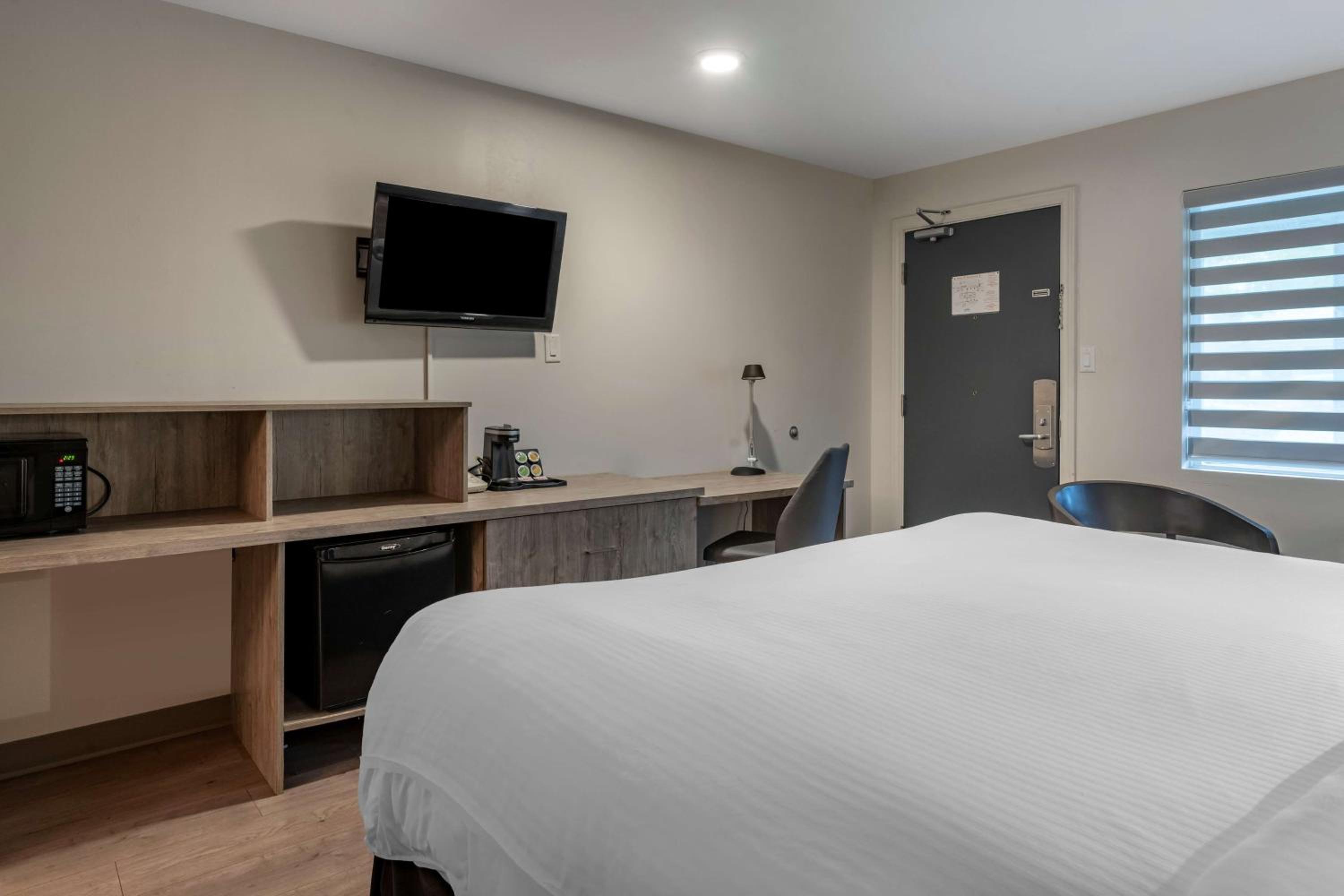 King Room with Walk-in Shower - Mobility Access/Non-Smoking