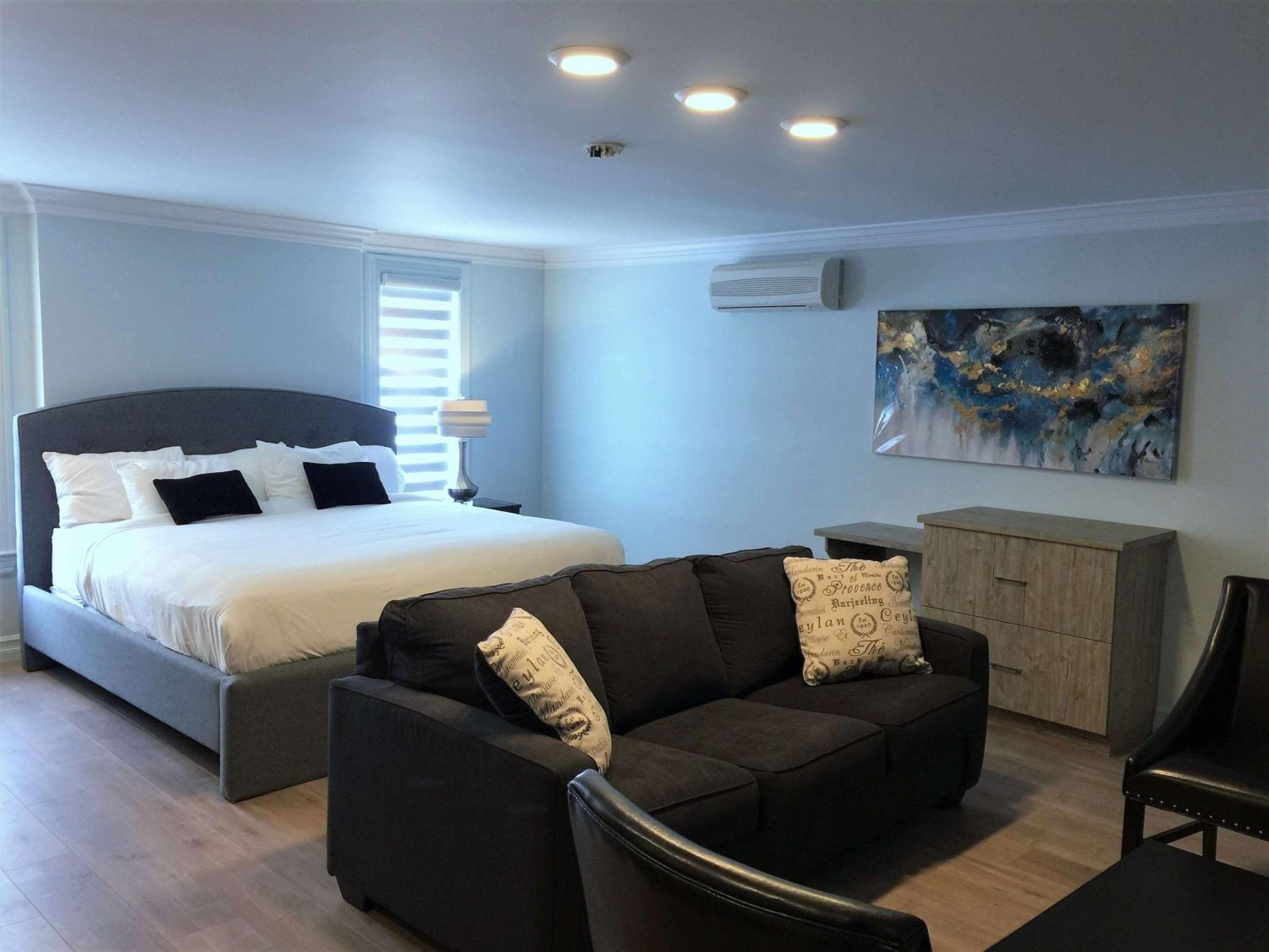 King Suite with Bath Tub, Sofa Bed and Fireplace - Disability/Non-Smoking