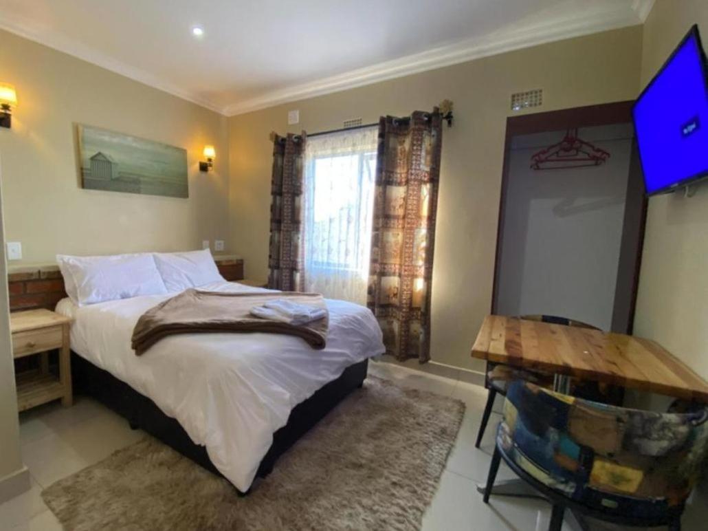 Double Room with Private Bathroom - Photo 5