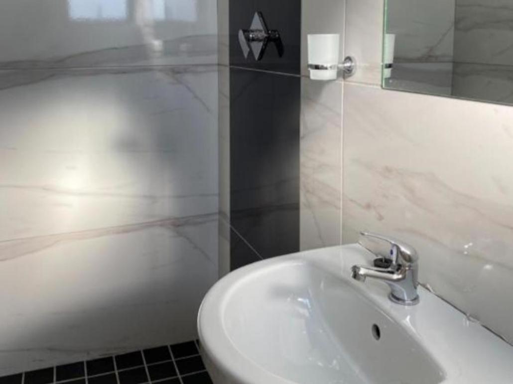 Double Room with Private Bathroom - Photo 4