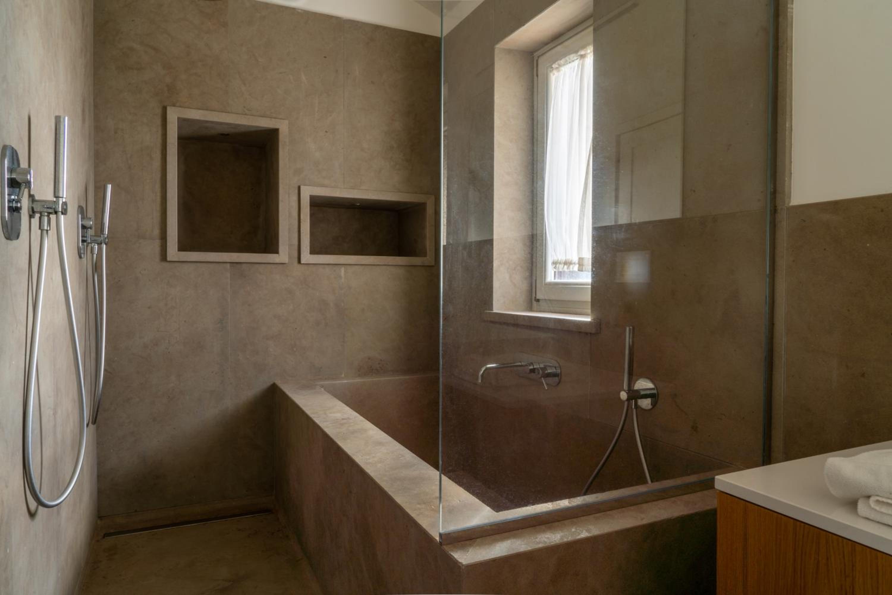 Premium Quadruple Room - Photo 13
