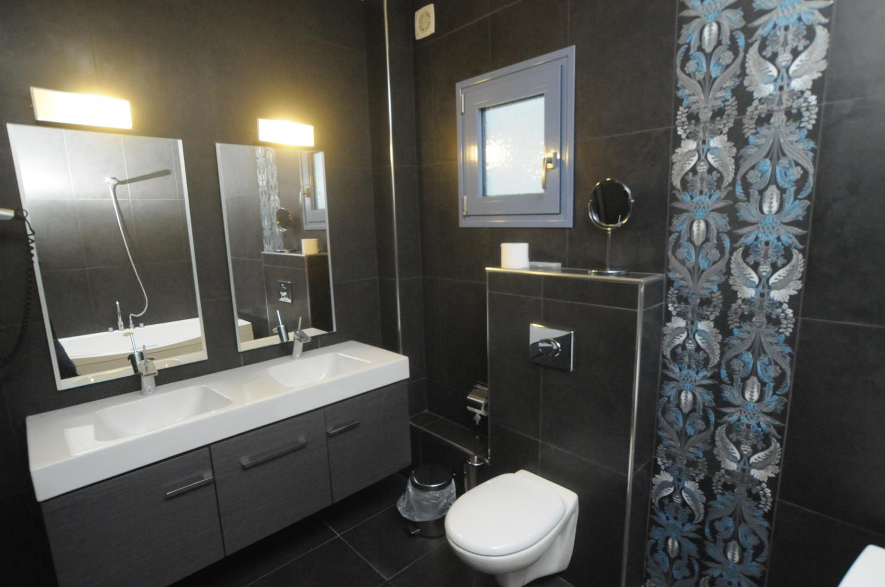 King Suite with Spa Bath - Photo 2