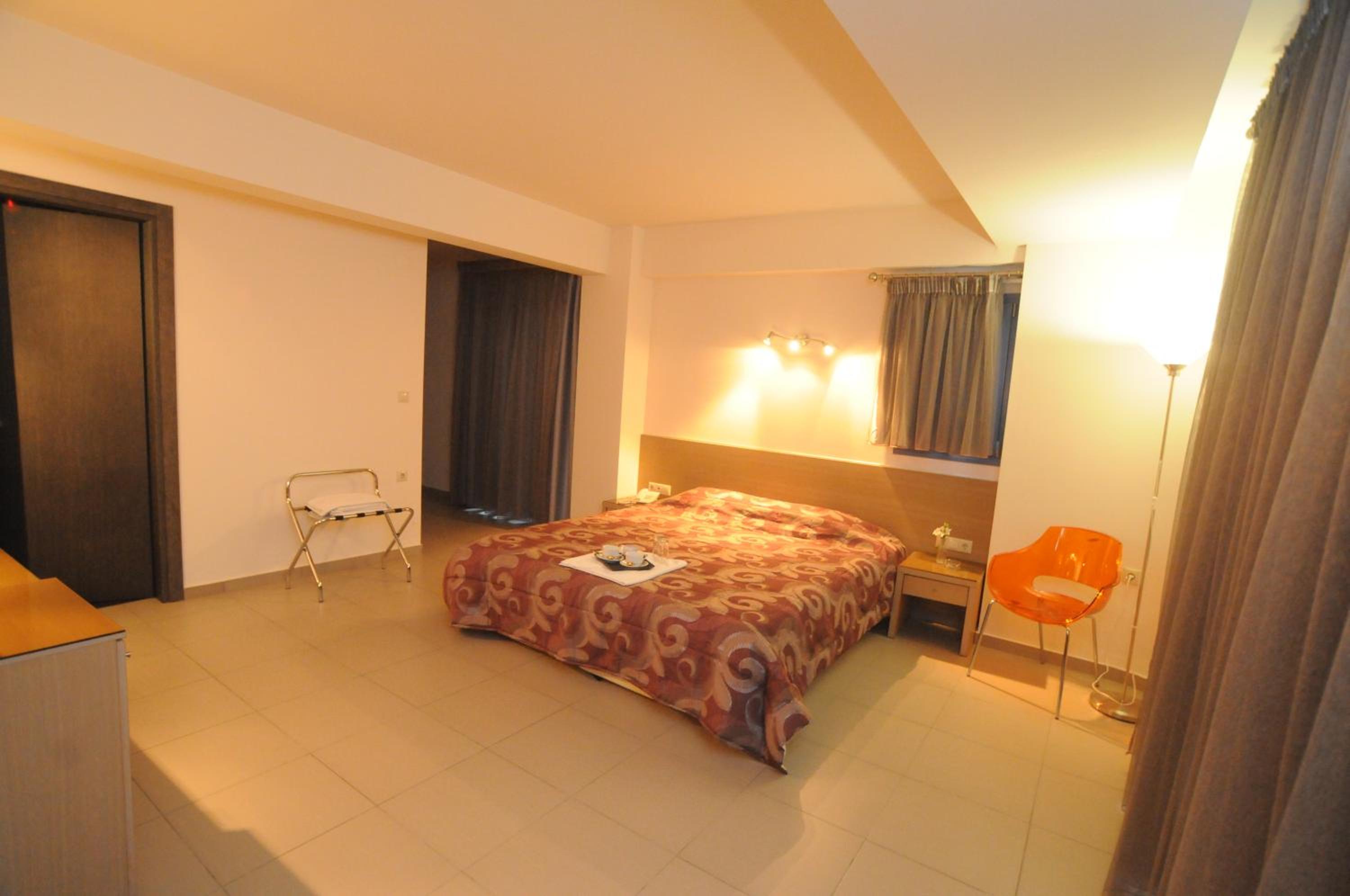 King Suite with Spa Bath - Photo 1