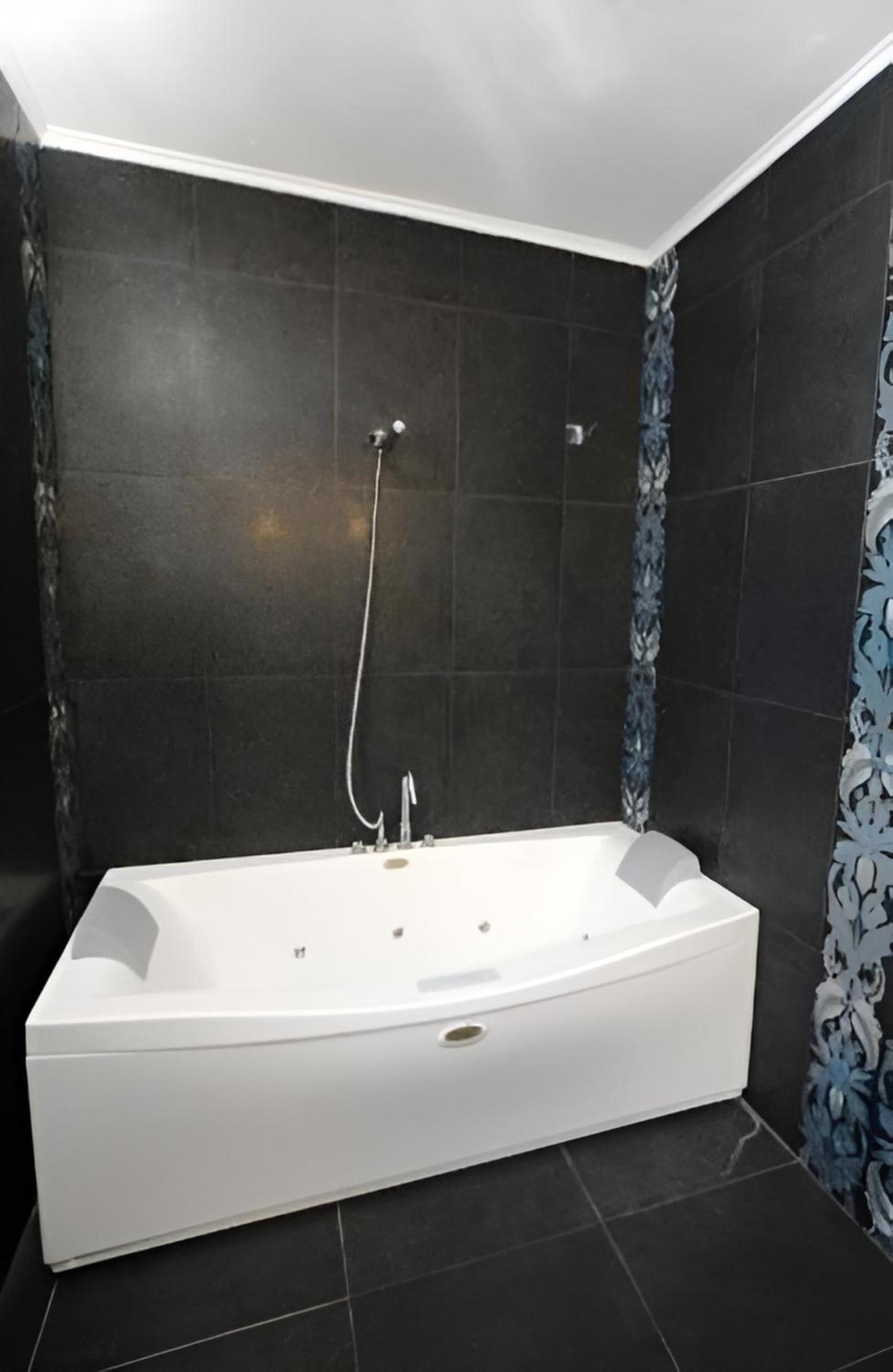 King Suite with Spa Bath - Photo 3