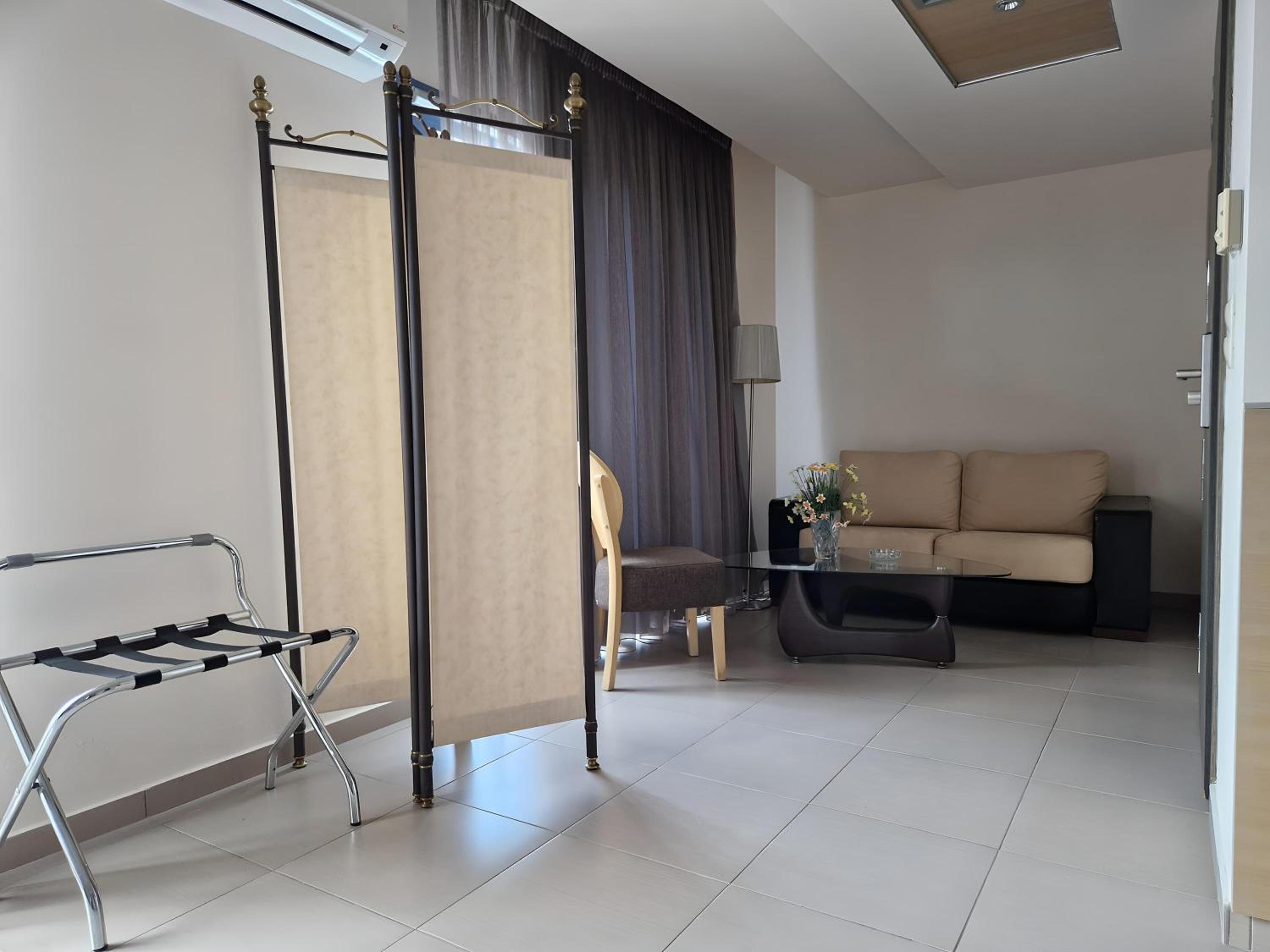 King Suite with Spa Bath - Photo 4