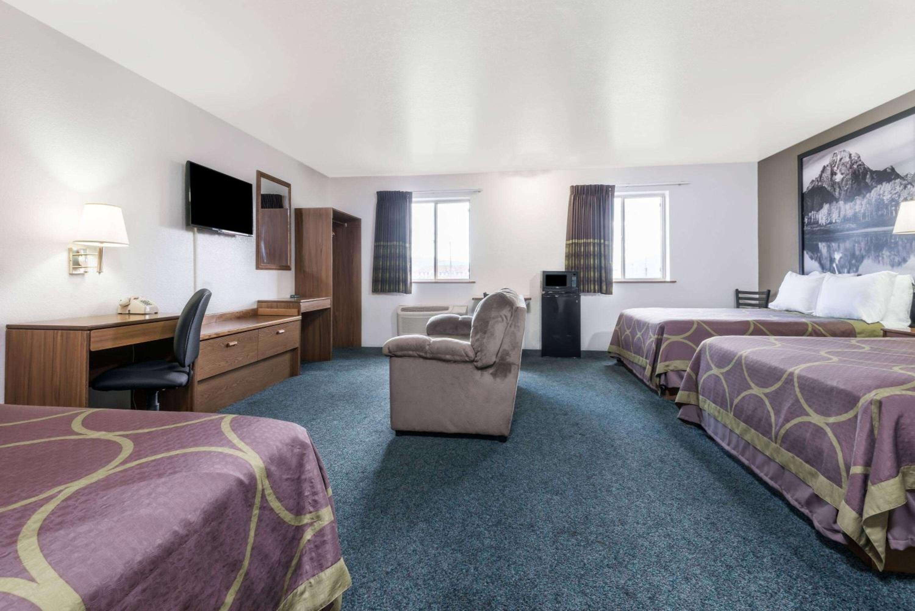Deluxe Queen Room - Non-Smoking photo 2