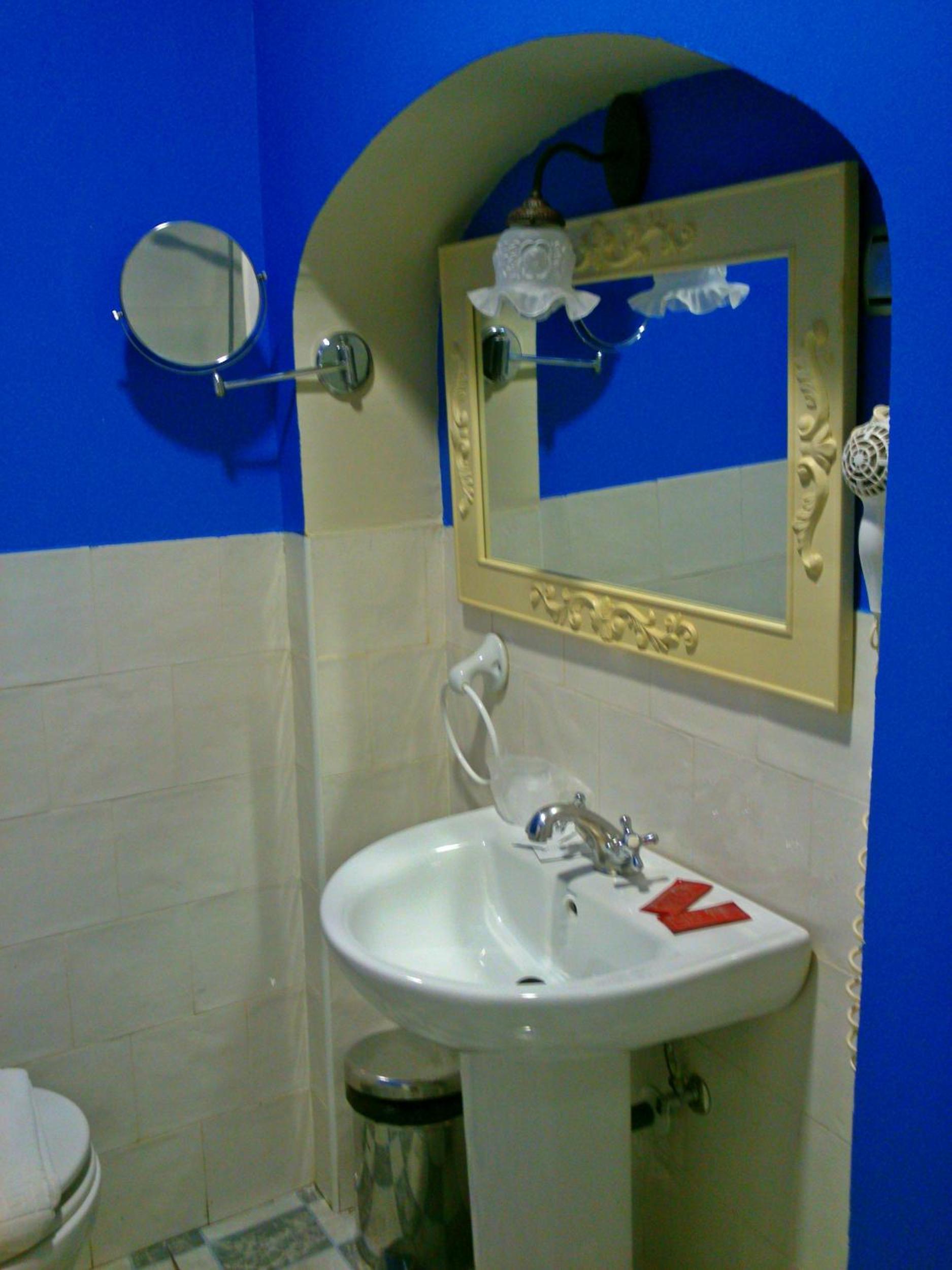 Small Double or Twin Room - Photo 9