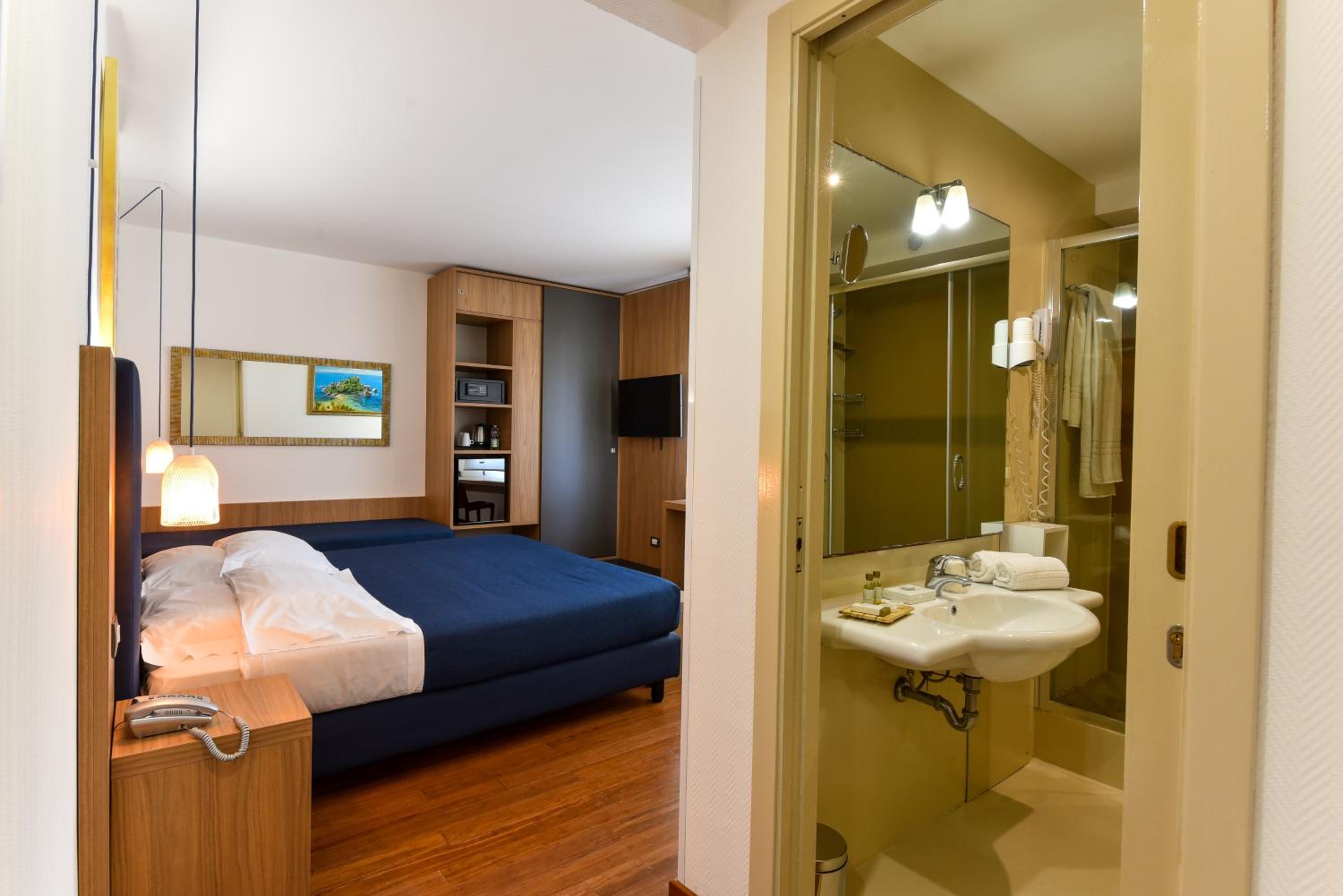 Large Double Room - Photo 1