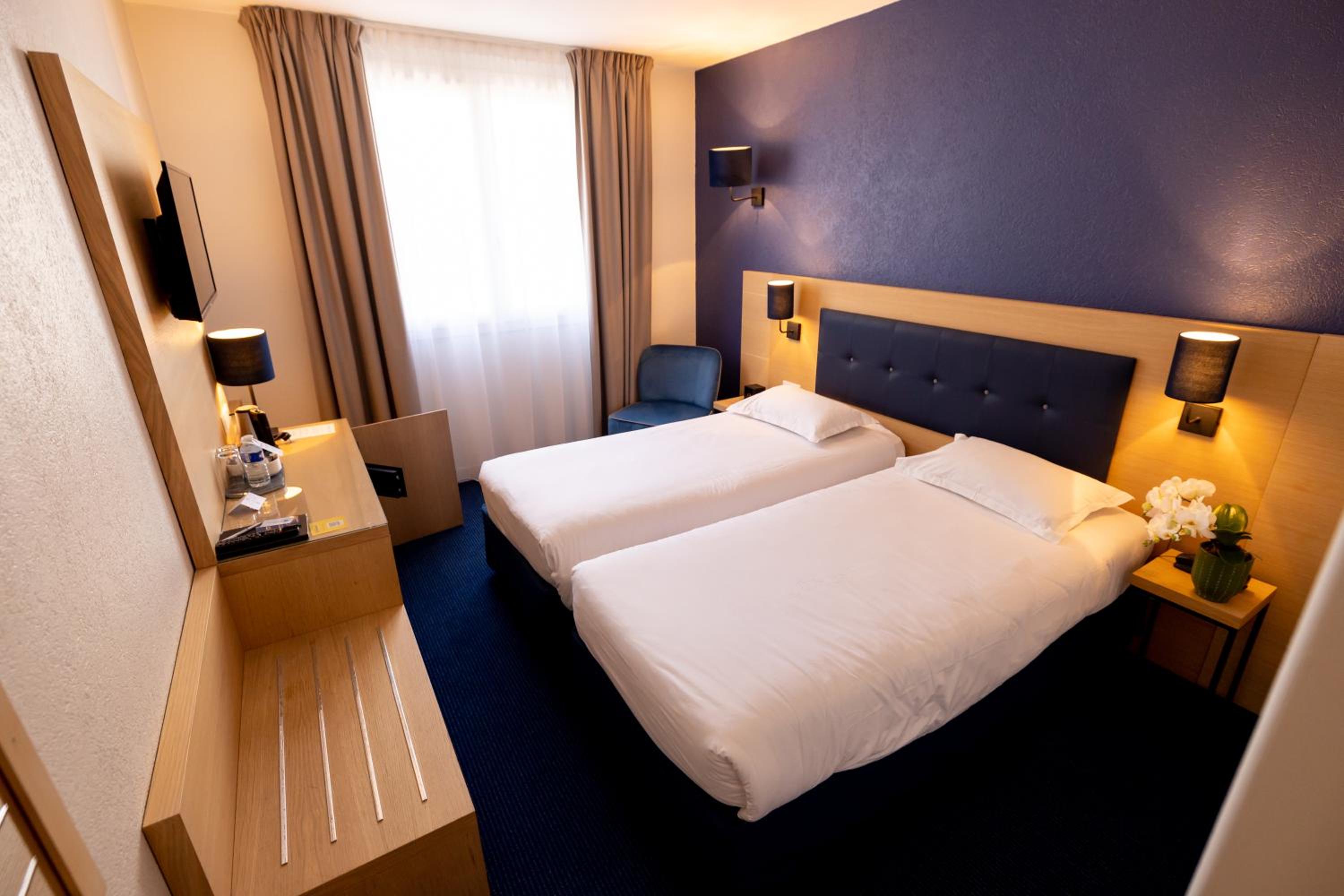 Standard Twin Room - Photo 2