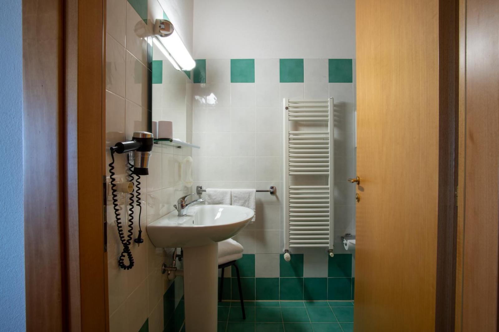 Double or Twin Room with Balcony - Photo 8