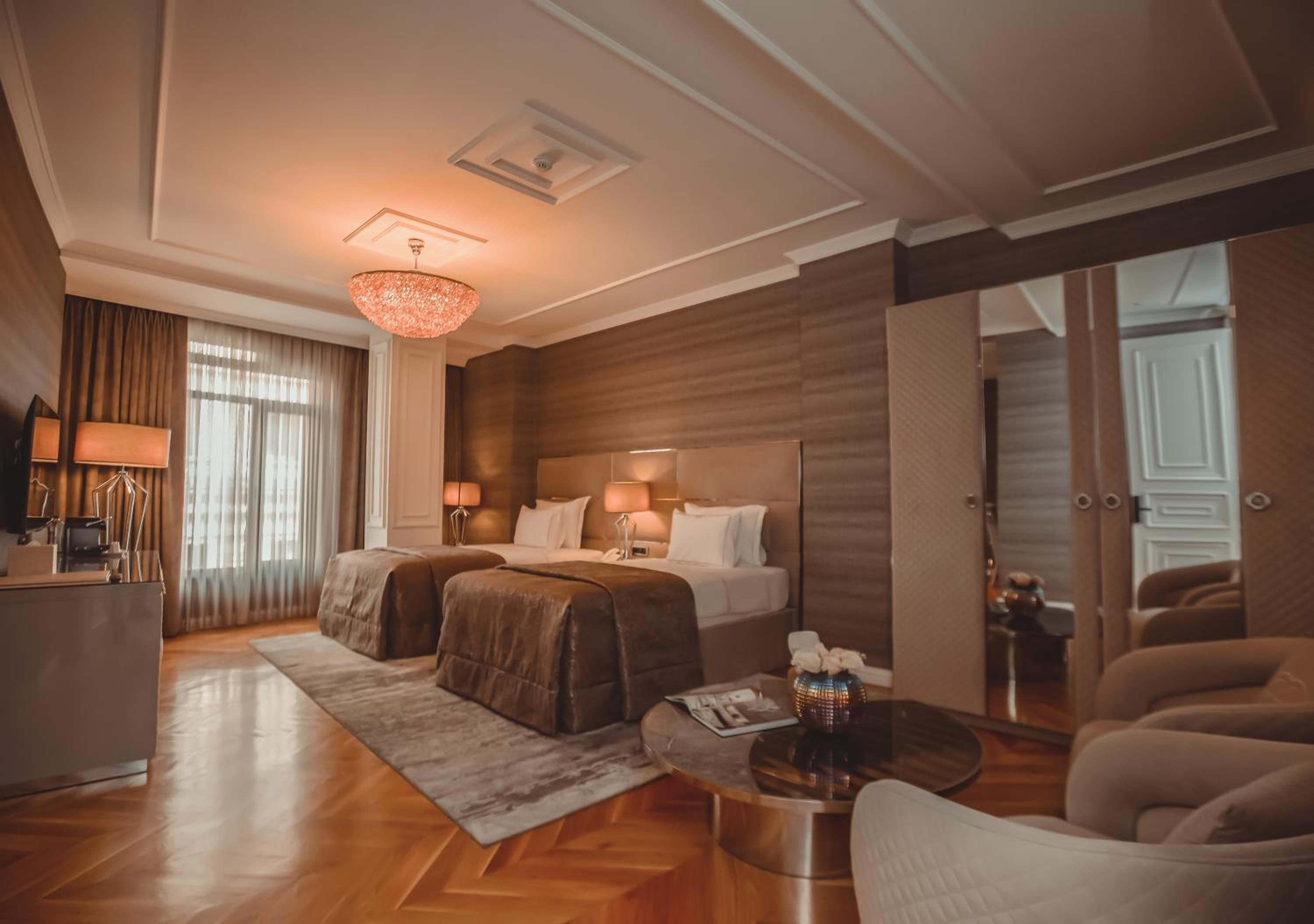 Deluxe Twin Room thumbnail 5