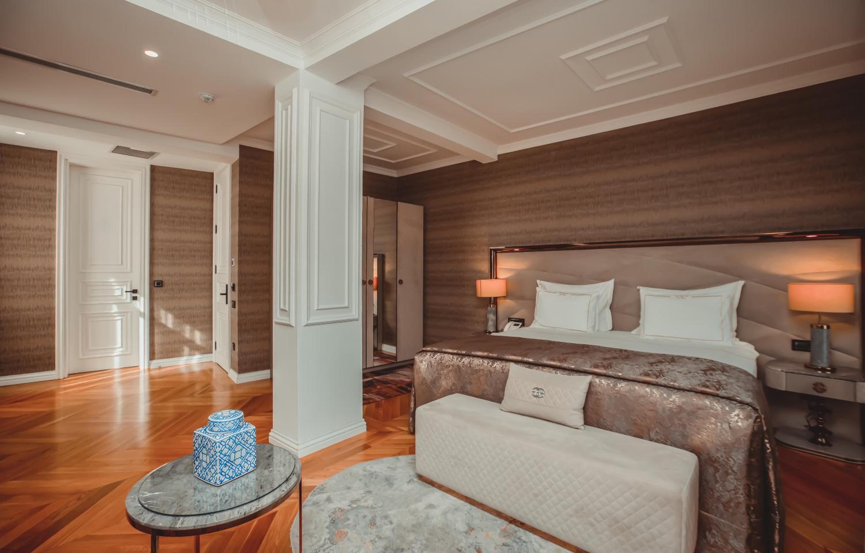 Deluxe Double Room thumbnail 6