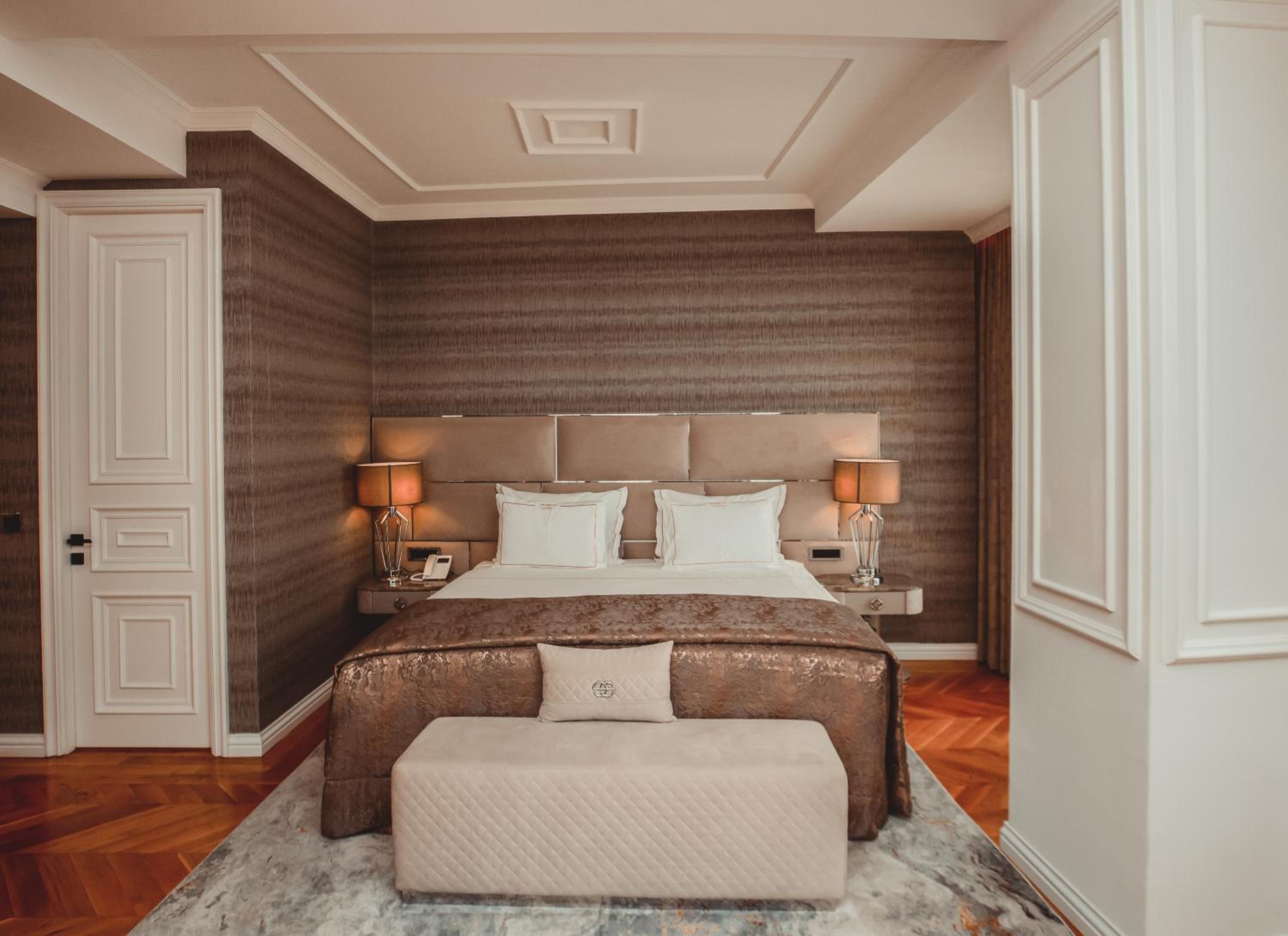 Deluxe Double Room thumbnail 5