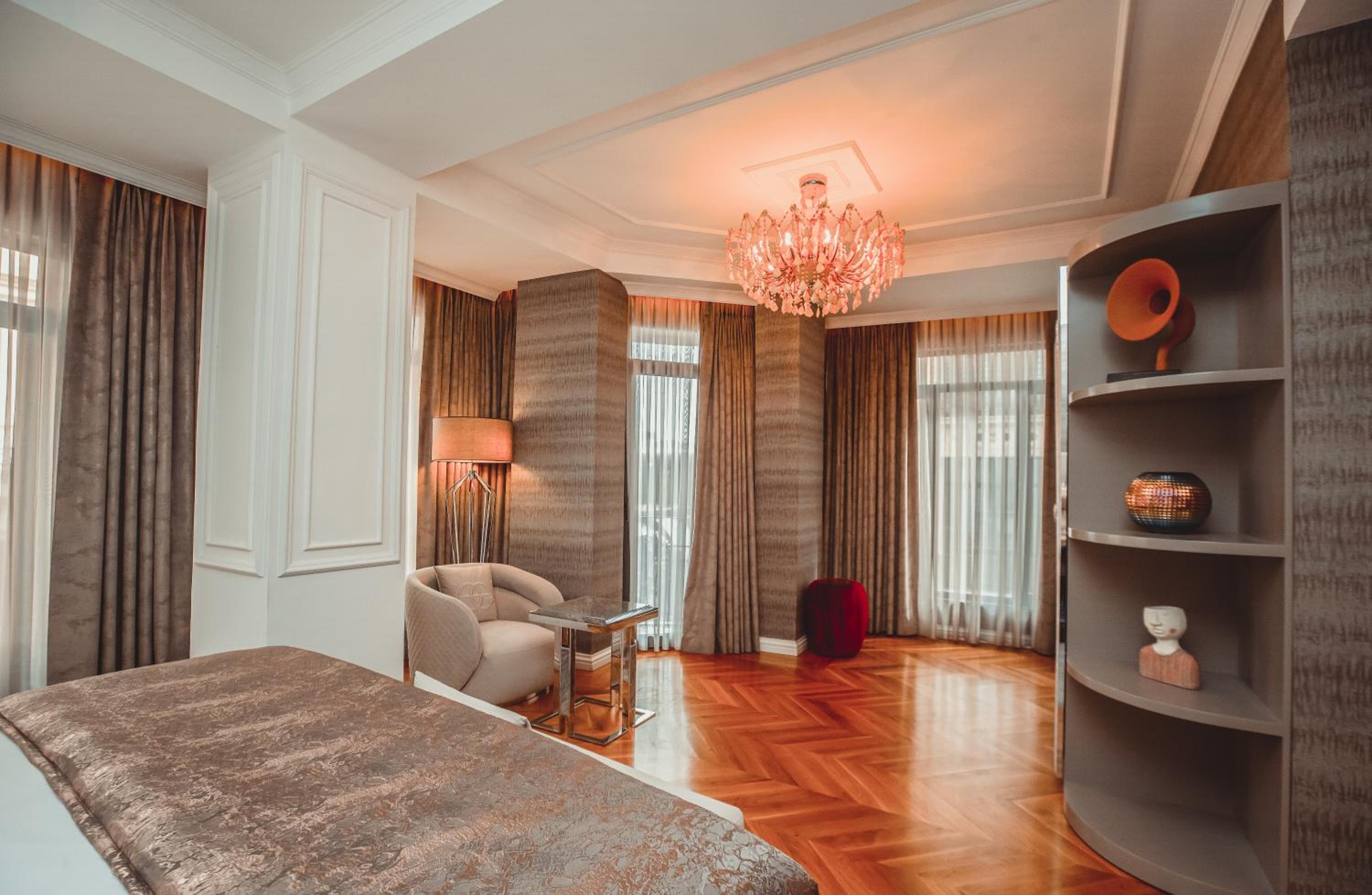 Corner Suite with Partially Sea View and Balcony thumbnail 5