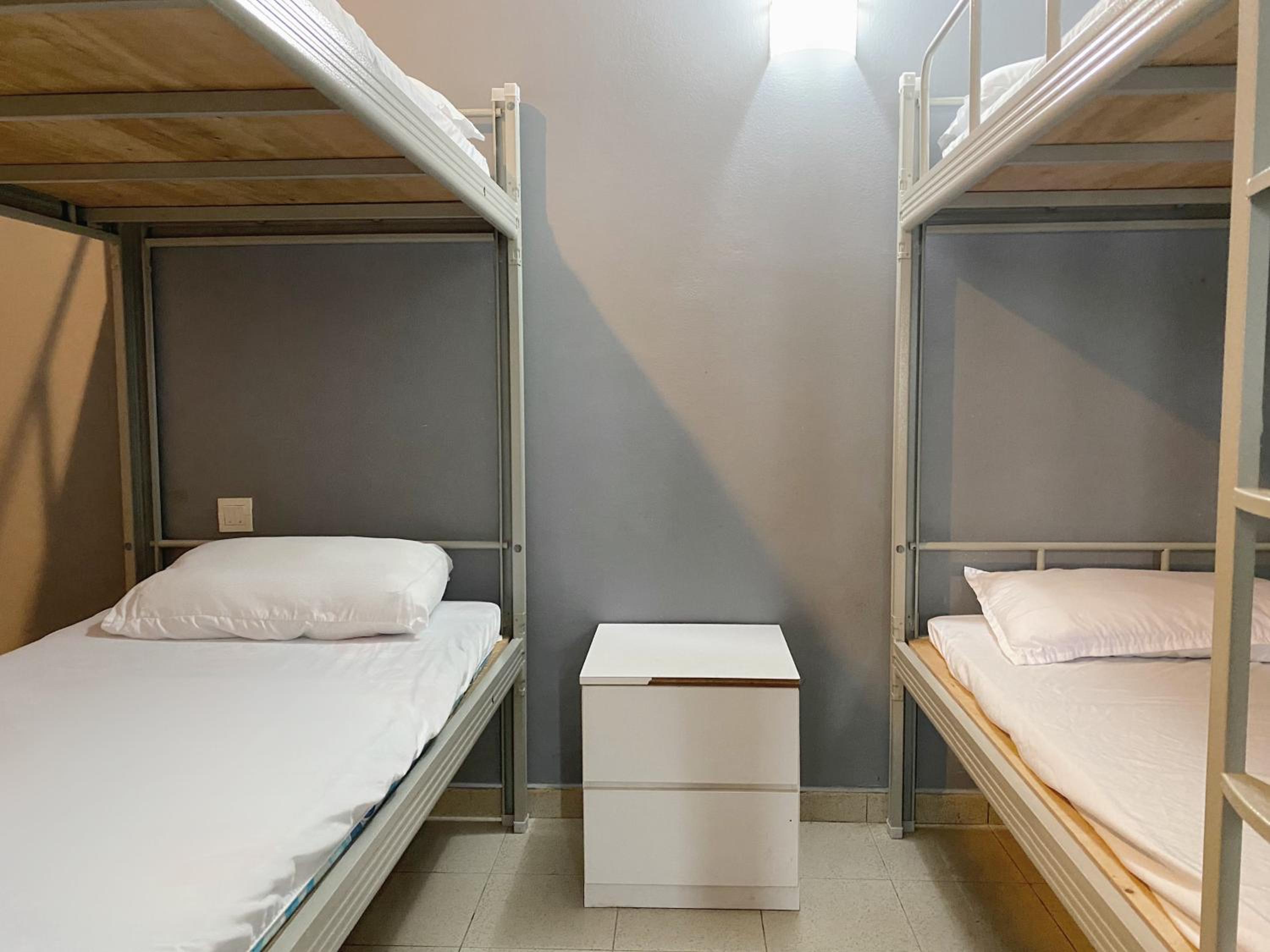 Standard 6-Bed Room photo 1