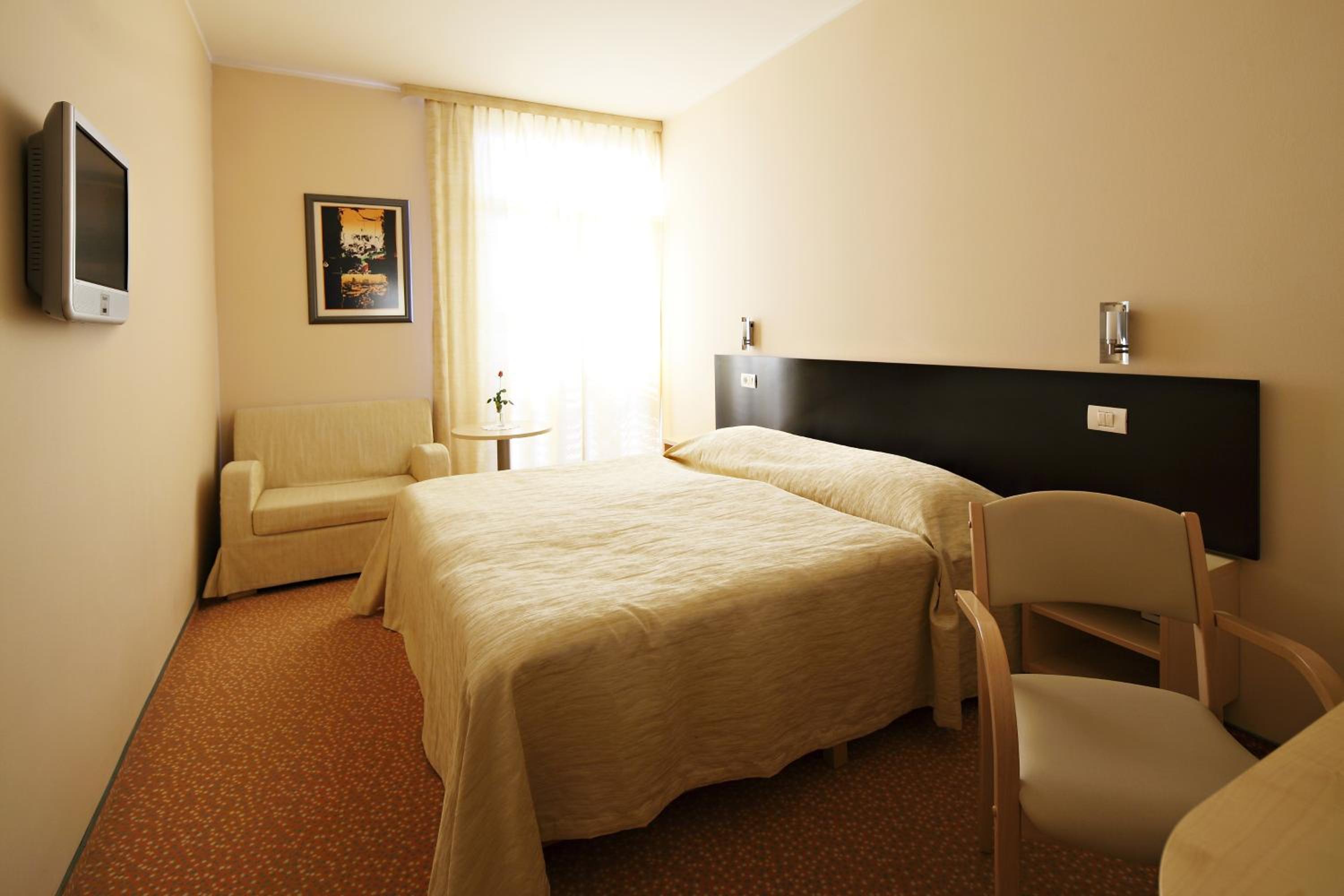 Economy Double Room photo 2