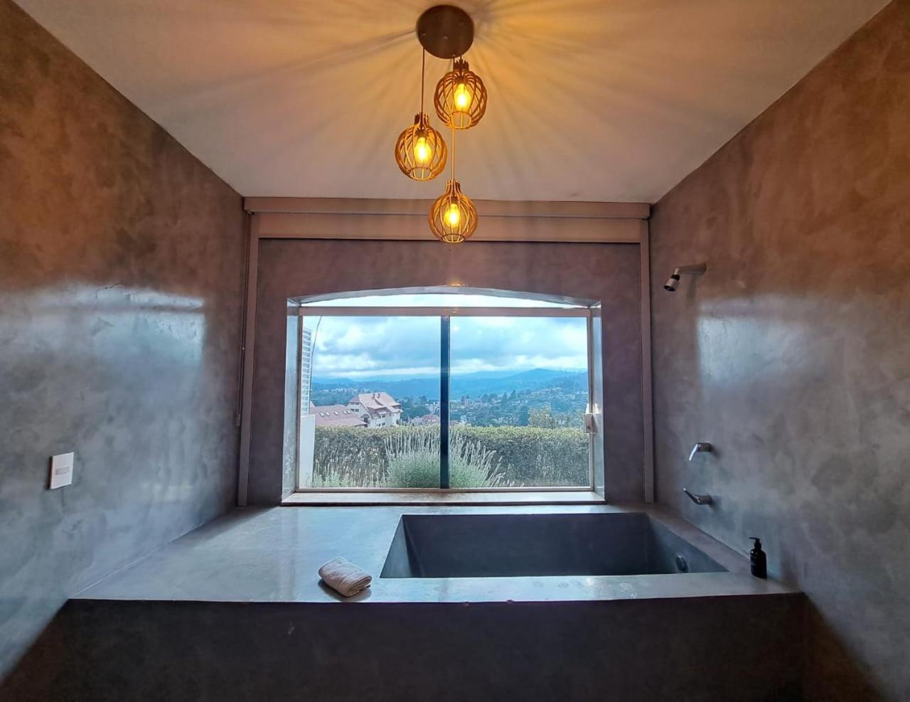 Deluxe Double Room With Bath thumbnail 5