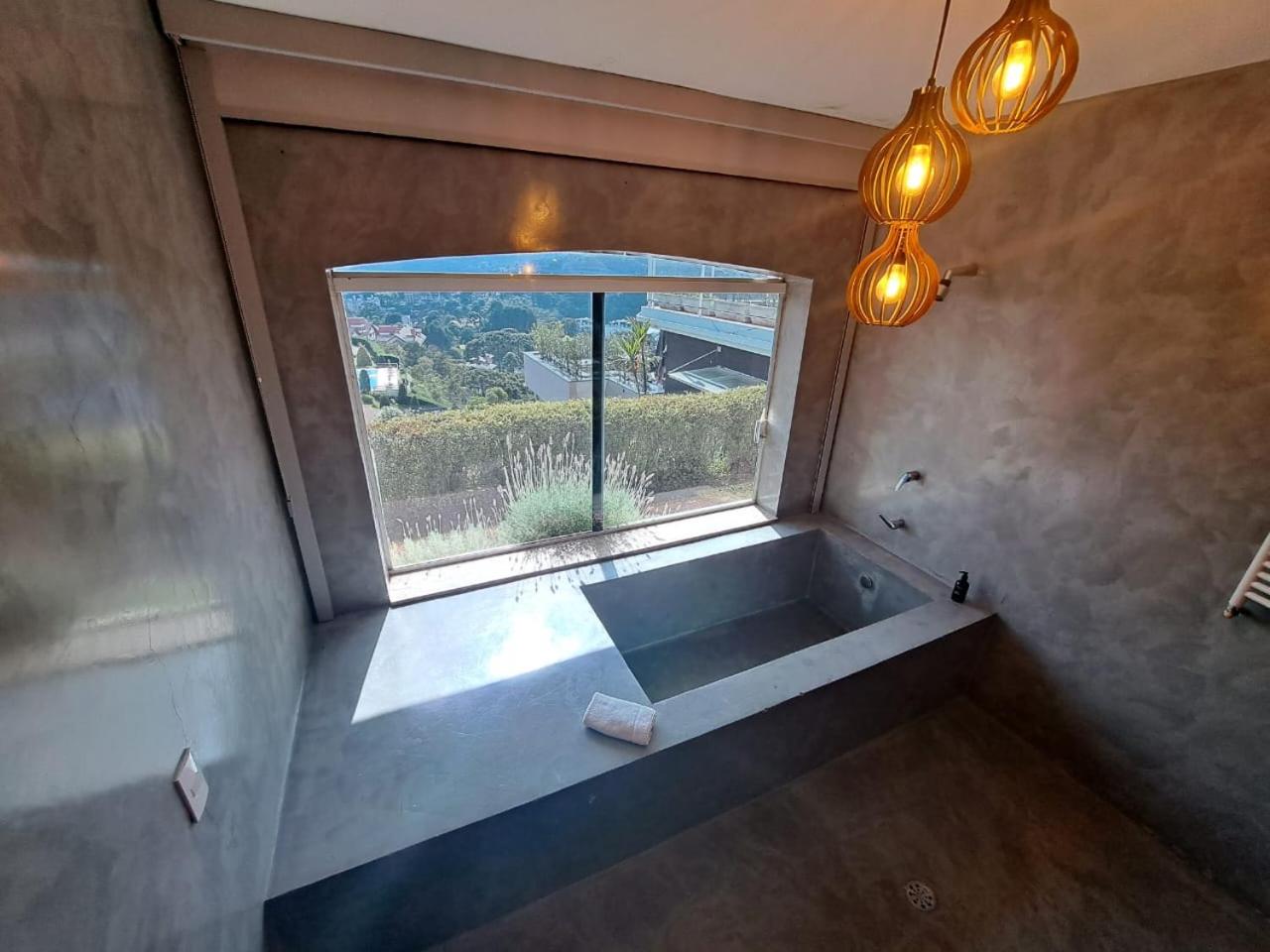 Deluxe Double Room With Bath thumbnail 6