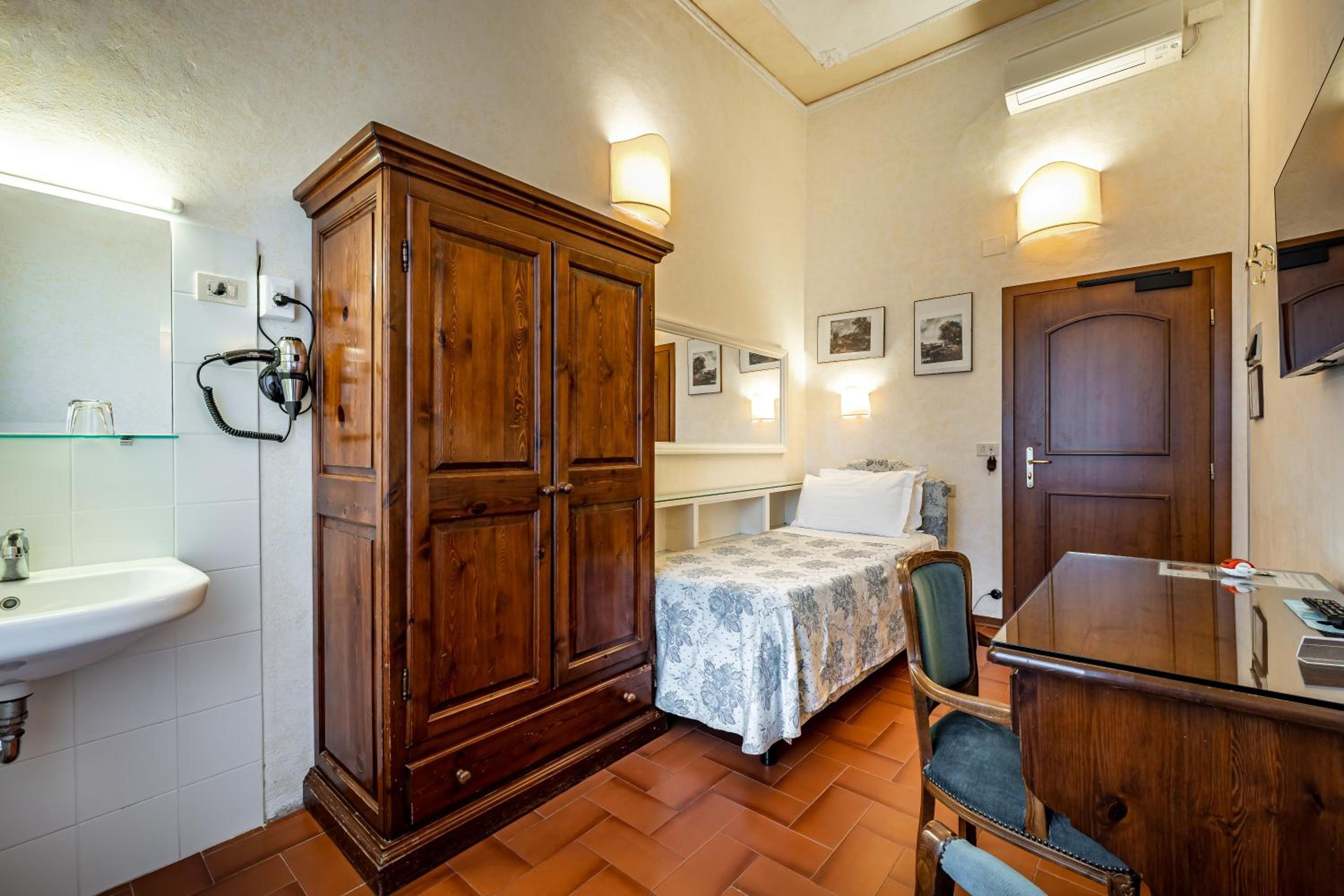 Single Room with Private External Bathroom