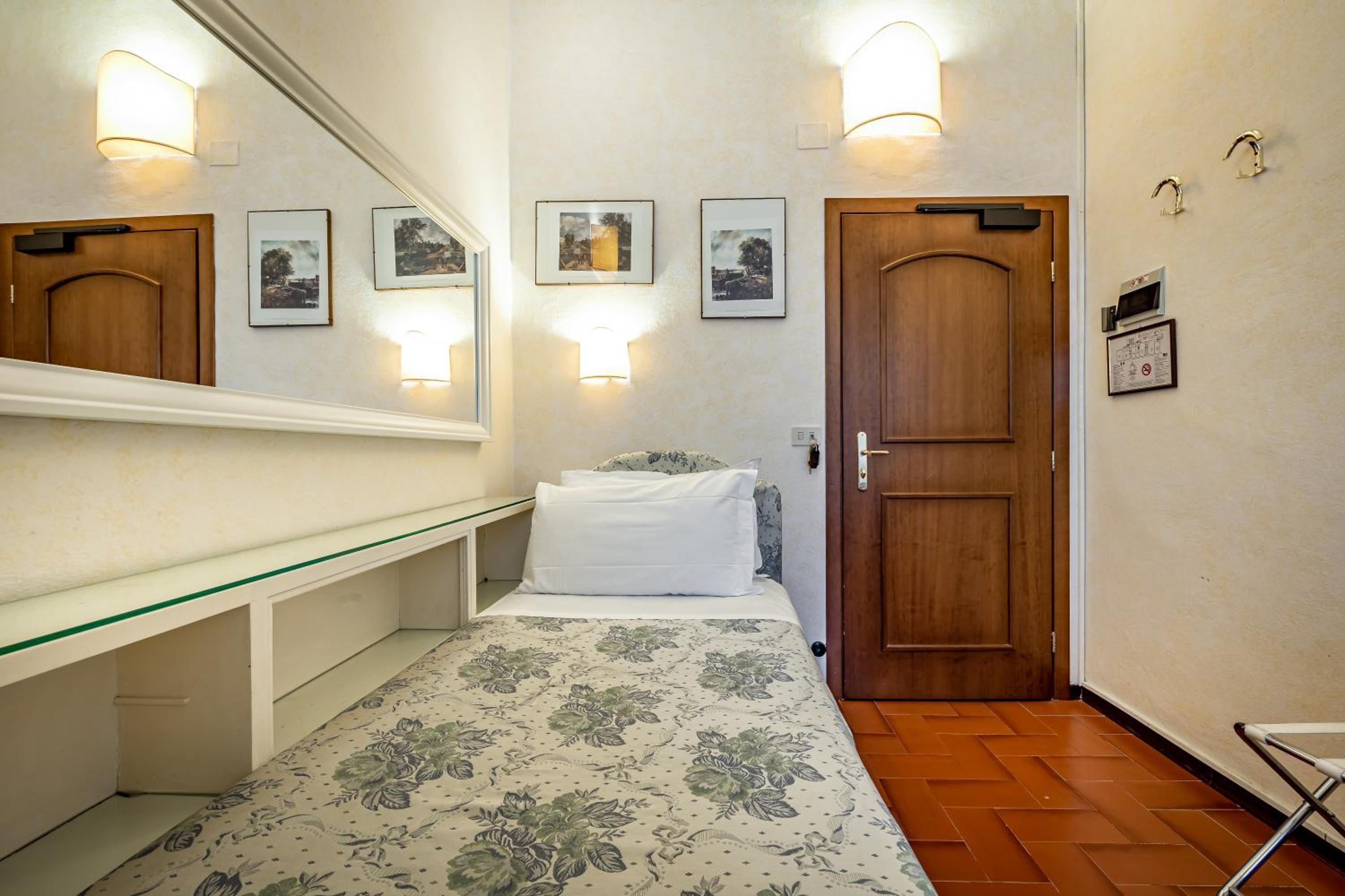 Single Room with Private External Bathroom thumbnail 6
