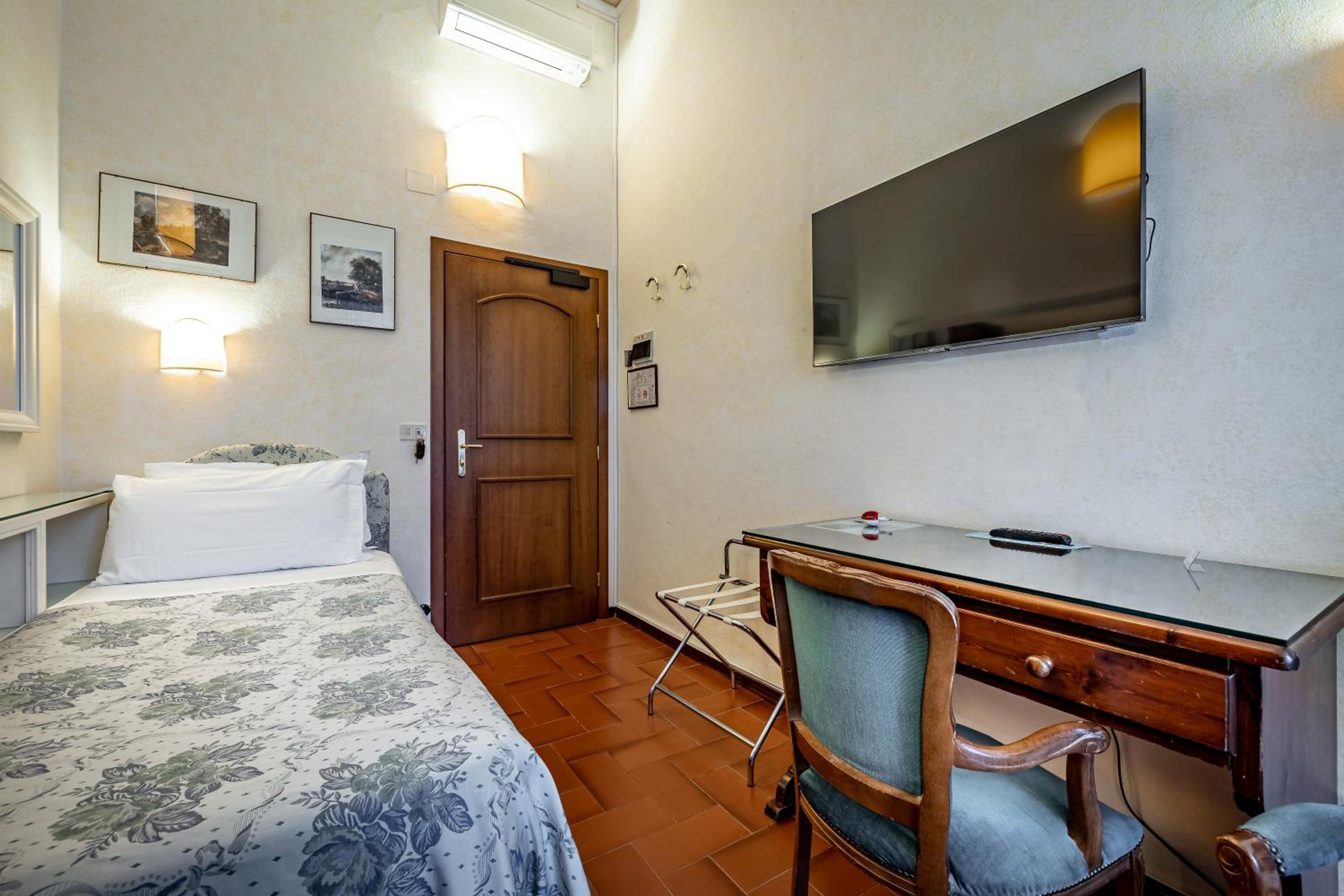 Single Room with Private External Bathroom thumbnail 5