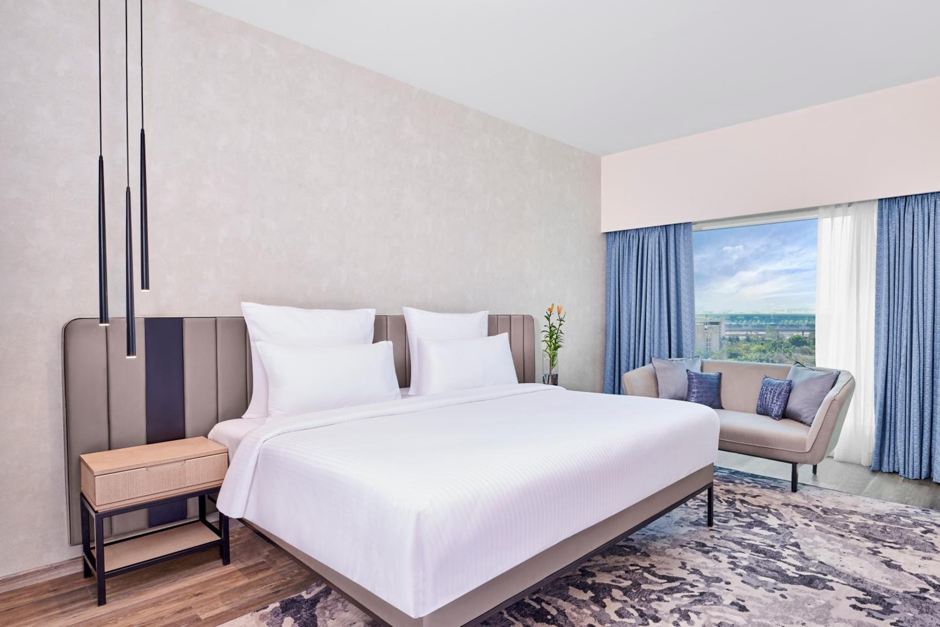 Superior Suite King Bed with Living room, with Cocktail Hours & Short Eats thumbnail 5